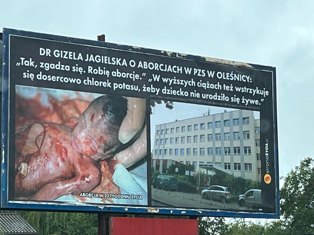 Baner antyaborcyjny z lekarką Gizelą Jagielską