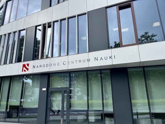 Budynek z dużym napisem Narodowe Centrum Nauki