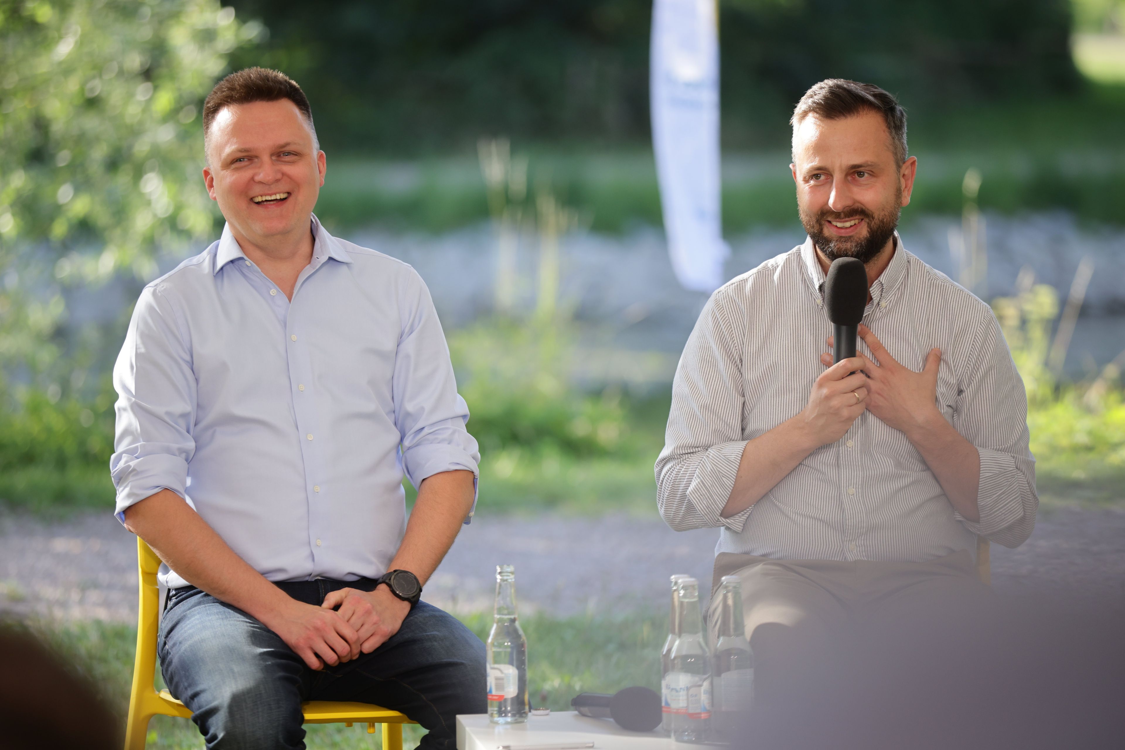 dwóch mężczyzn w koszulach