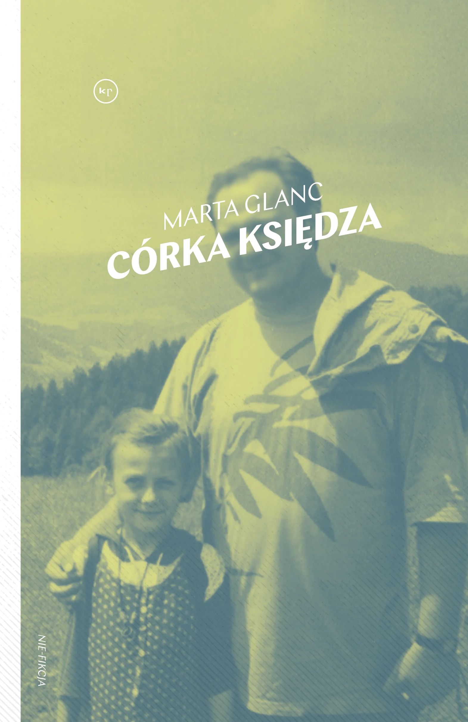 Okładka książki marty Glanc „Córka księdza”, na okładce zdjęcie mężczyzny w tiszercie, który trzyma za ramię małą dziewczynkę, w tle górski krajobraz