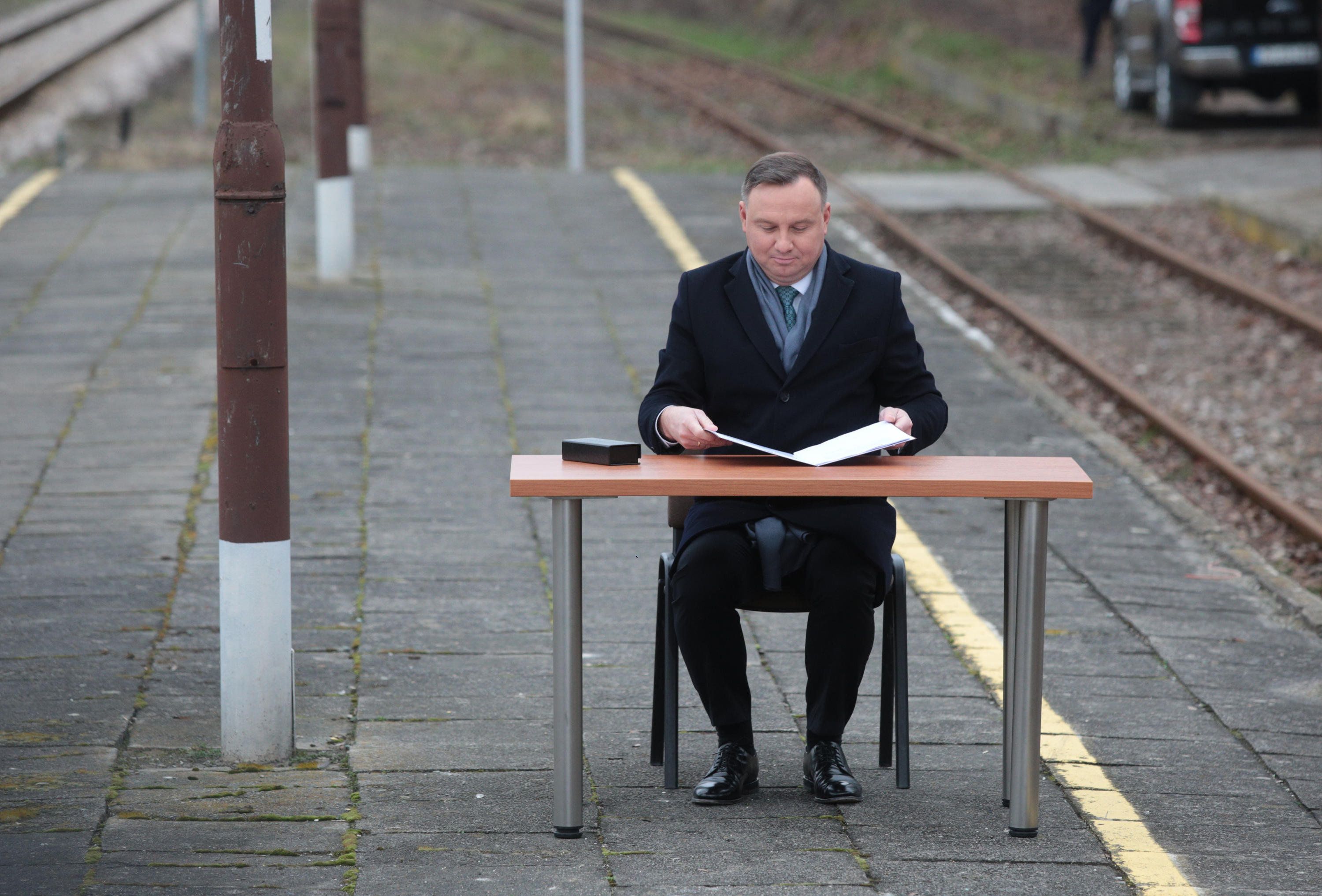 04.03.2020 Konskie , dawny dworzec PKP przy ul. Sportowej . Prezydent Rzeczypospolitej Polskiej Andrzej Duda podczas uroczystosci podpisania ustawy o transporcie kolejowym .
Fot. Pawel Malecki / Agencja Wyborcza.pl
