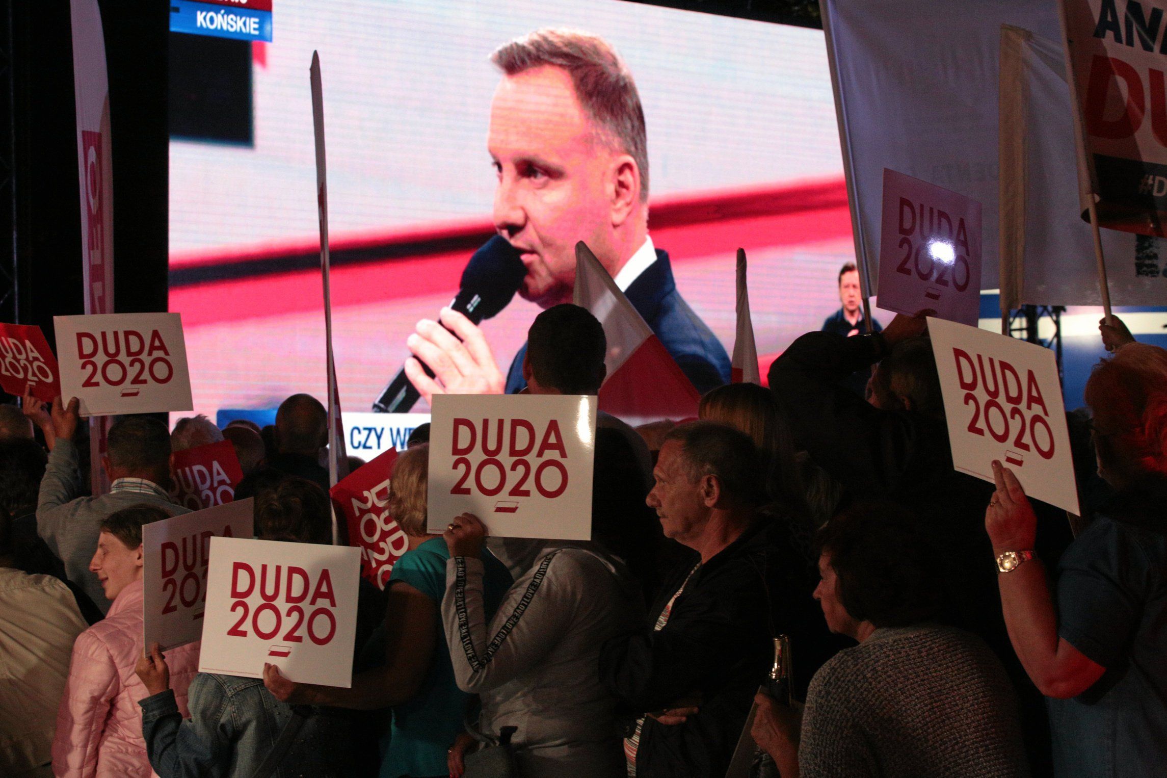 06.07.2020 Konskie , pl. Kosciuszki . Transmisja debaty z udzialem prezydenta Andrzeja Dudy zorganizowanej przez TVP .
Fot. Pawel Malecki / Agencja Wyborcza.pl