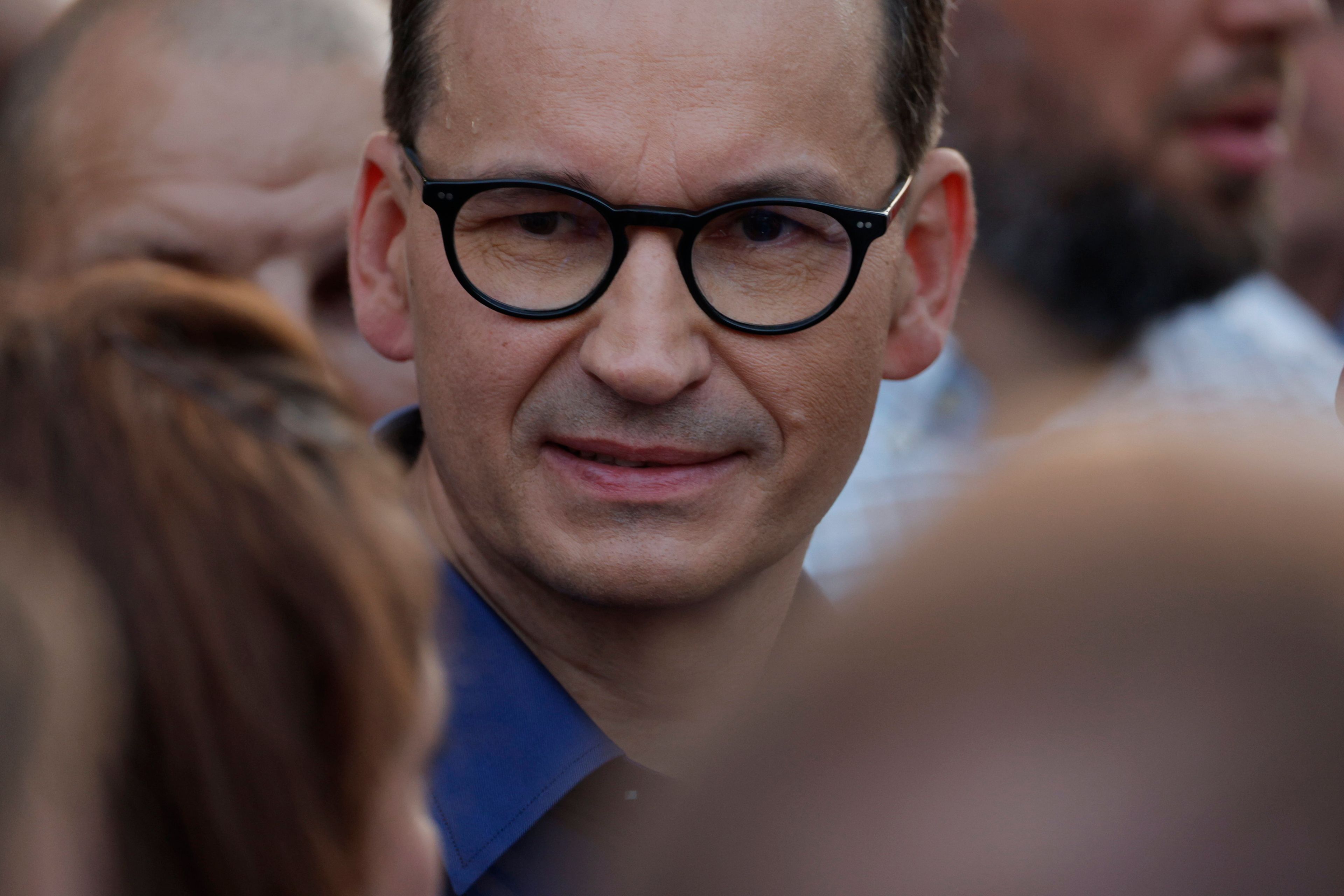 premier Mateusz Morawiecki otoczony przez zwolenników PiS