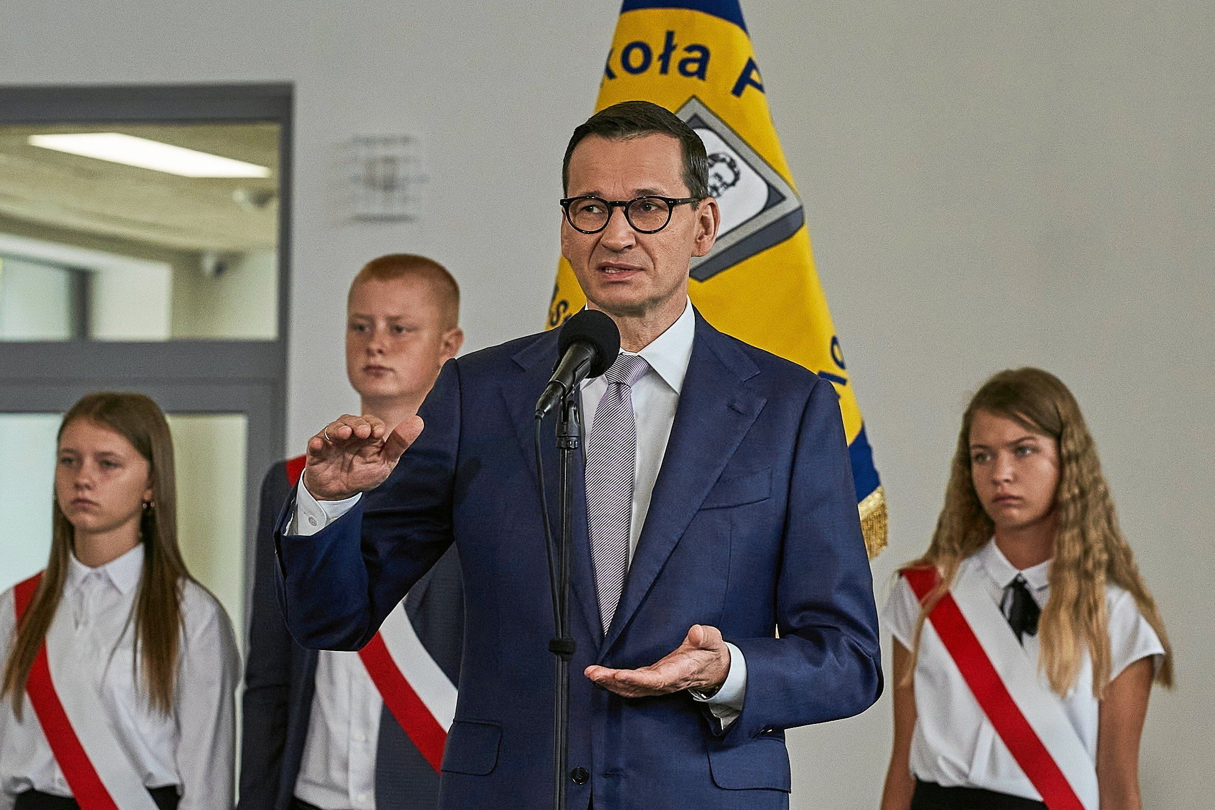 Premier Morawiecki na tle dzieci