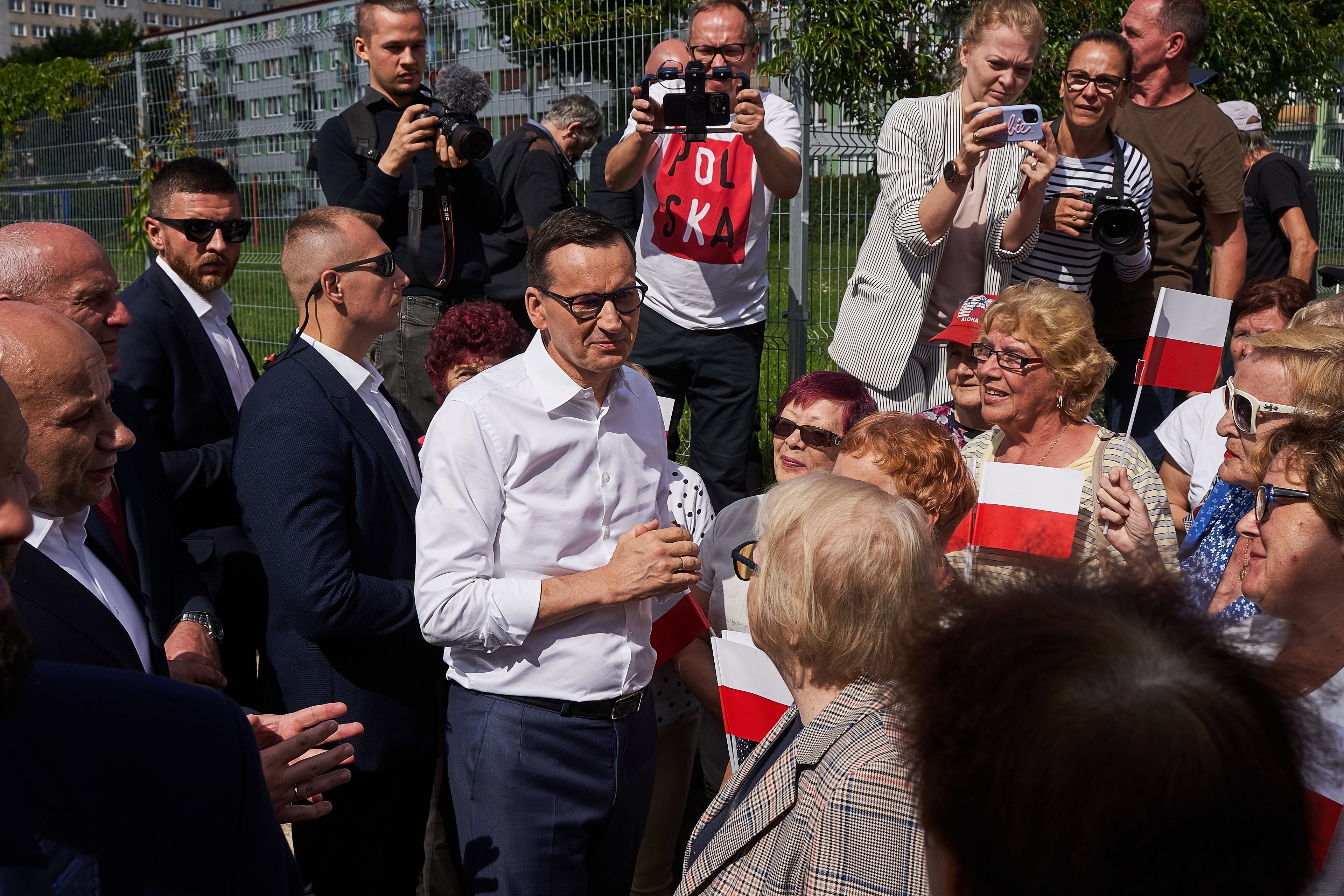 04.09.2023 Tomaszow Mazowiecki , ul. Nieborowska . Premier Mateusz Morawiecki podczas konferencji prasowej na jednym z osiedli w ktorym dokonano termomodernizacji bloku mieszkalnego. Po konferencji spotkal sie z mieszkancami oraz grupa emerytow .