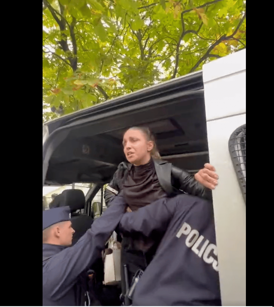 Policjanci pchają posłankę Gajewską, 19 września 2023, Otwock