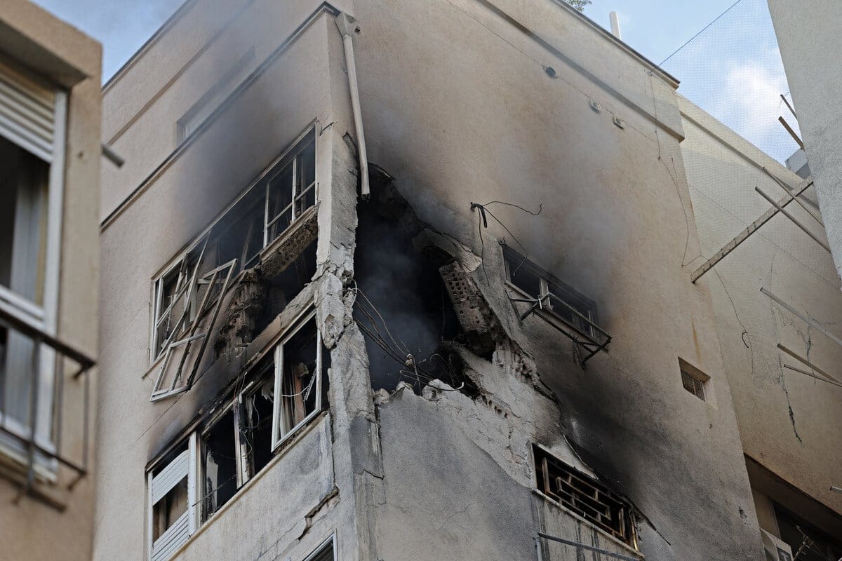 A residential building in Tel Aviv is damaged following a rocket attack from the Gaza Strip into Israel on October 7, 2023. (Photo by JACK GUEZ / AFP)