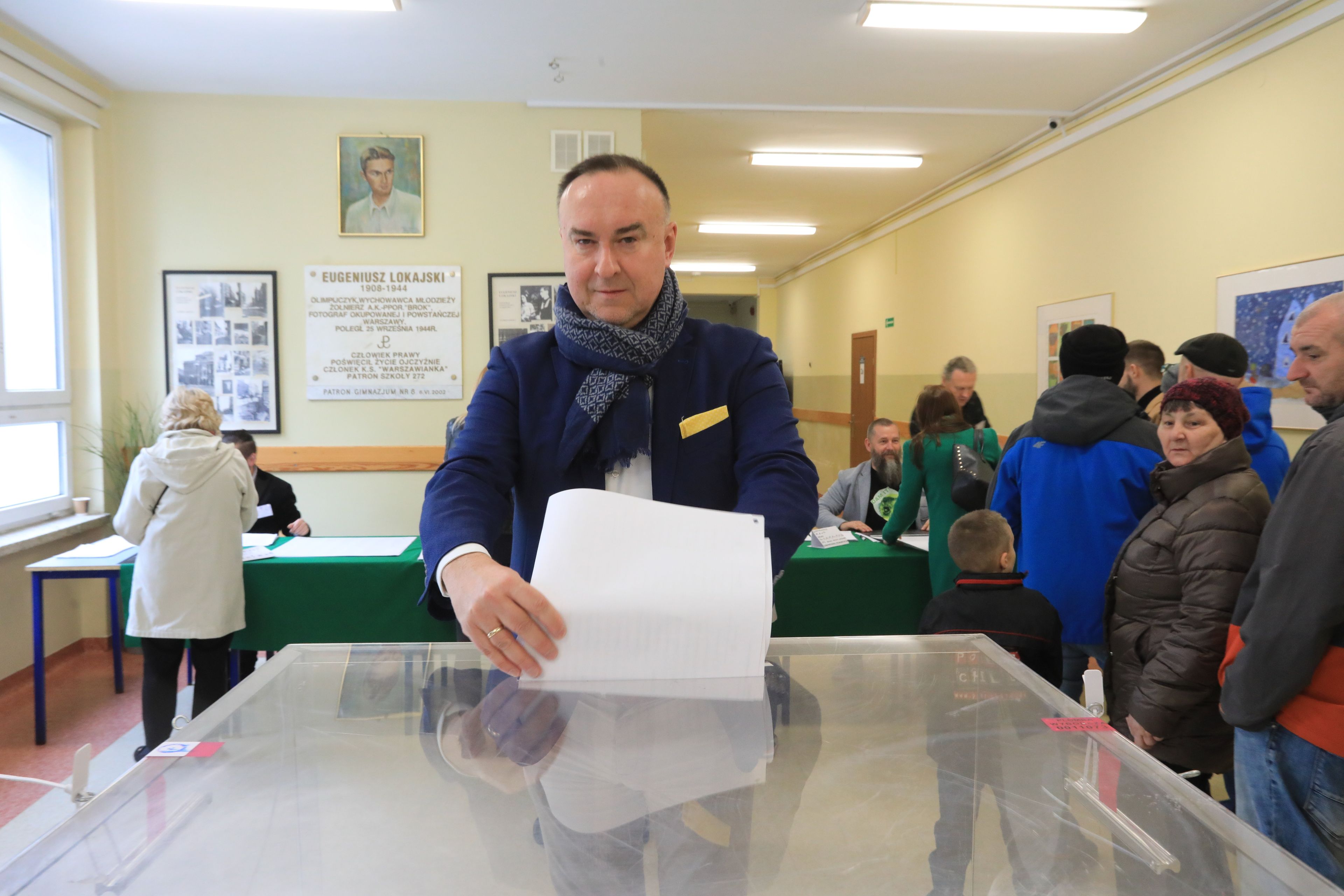 Michał Kobosko, wiceszef partii Polska 2050, wrzuca do urny wyborczej swój głos w wyborach parlamentarnych 15 października 2023 roku.