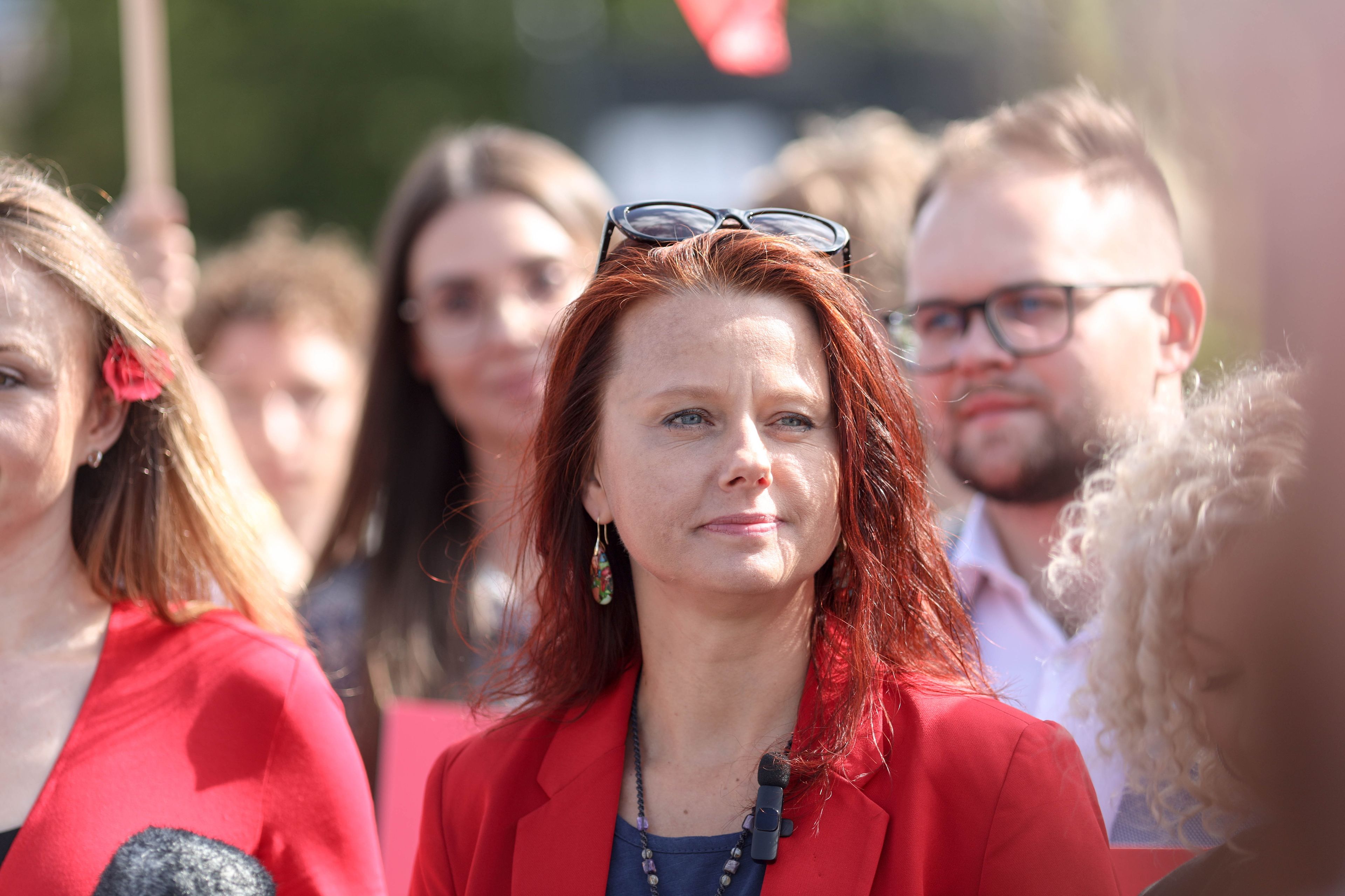 Kobieta o rudych włosach w czerwonym żakiecie - Iwona Ochocka