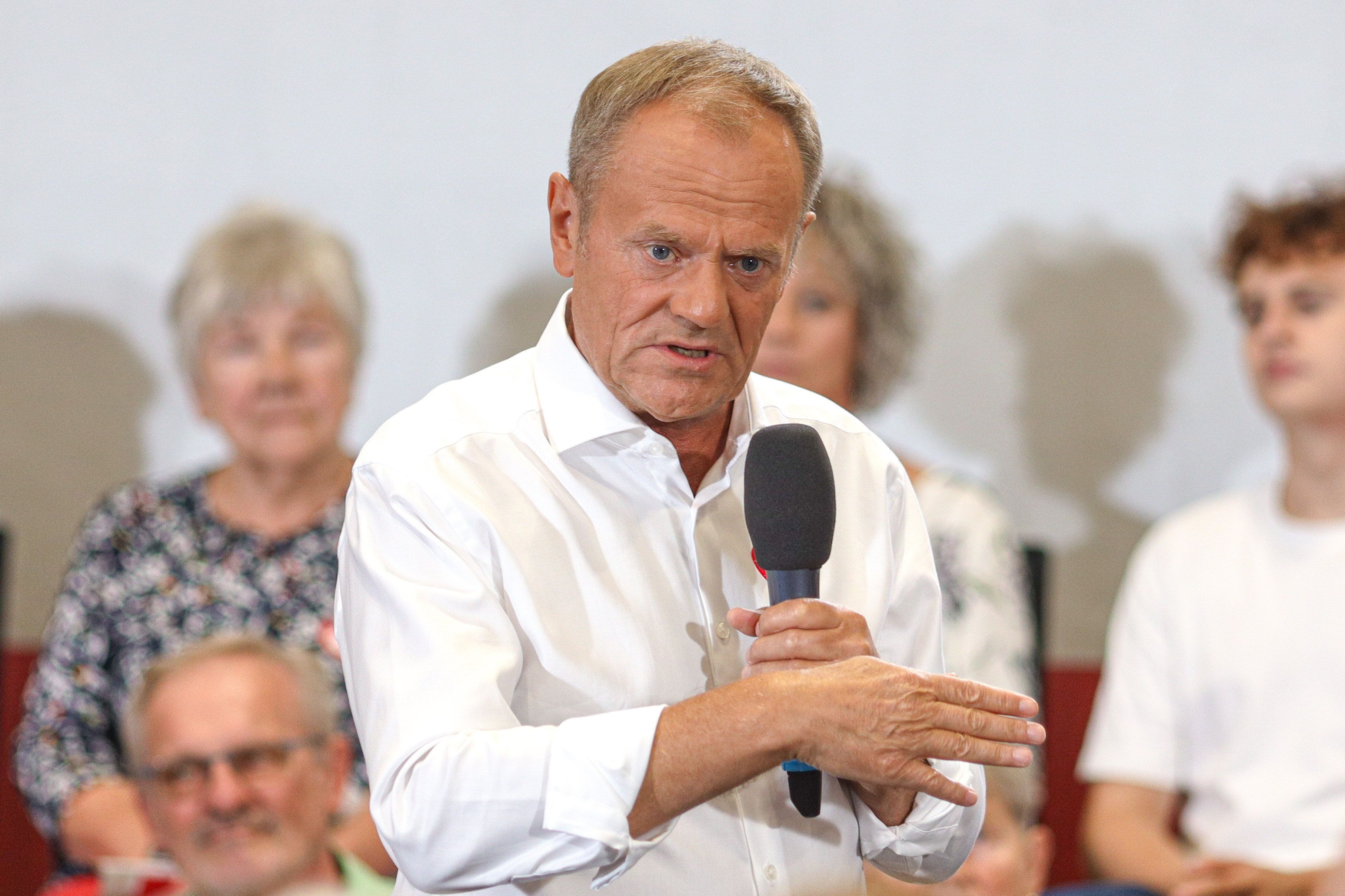 Donald Tusk przemawia na wiecu wyborczym, w tle uczestnicy wiecu