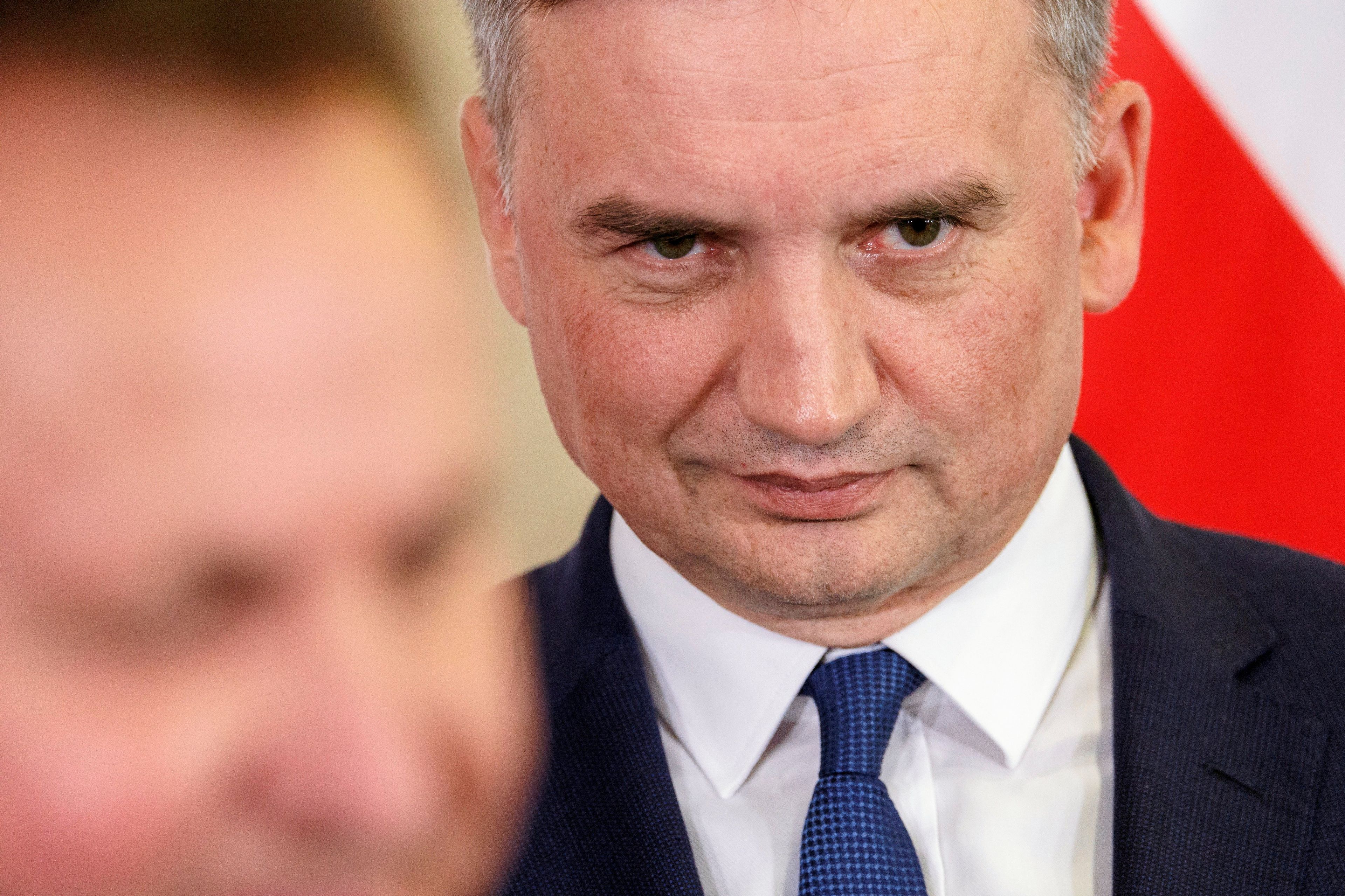 Ziobro patrzący spode łba