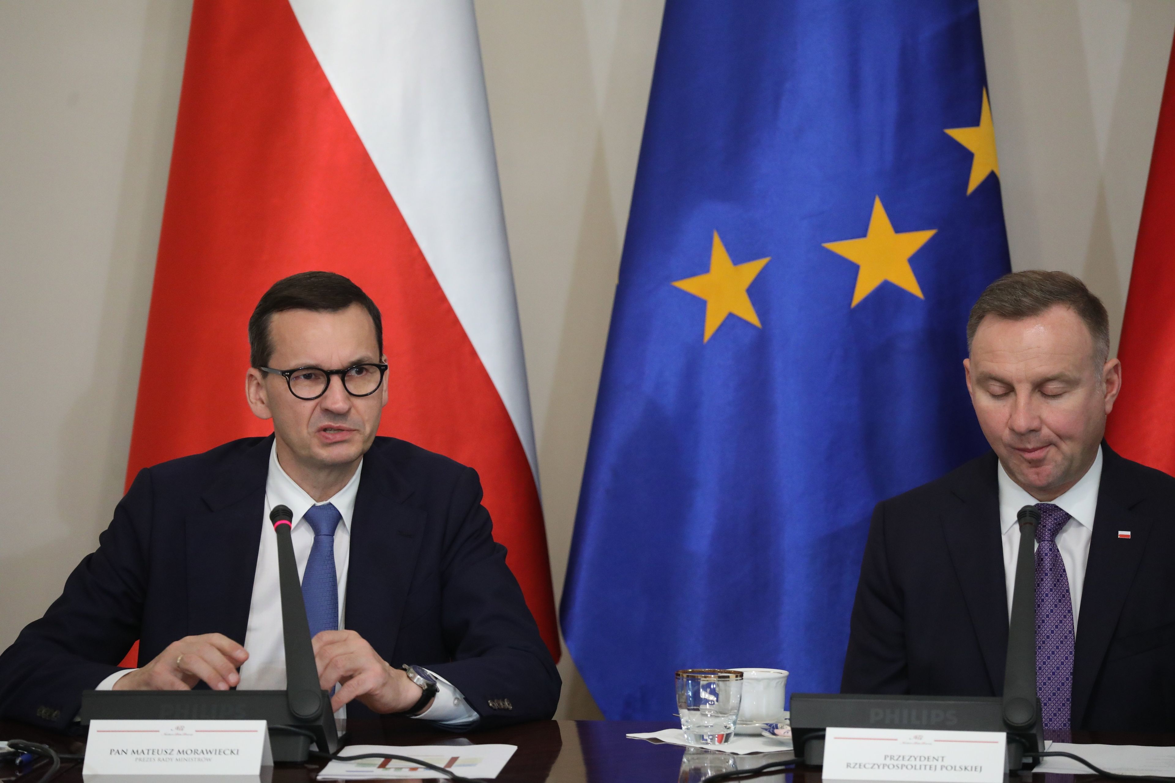 Mateusz Morawiecki i Andrzej Duda sfotografowani z dziwnymi grymasami na posiedzeniu Narodowej Rady Rozwoju