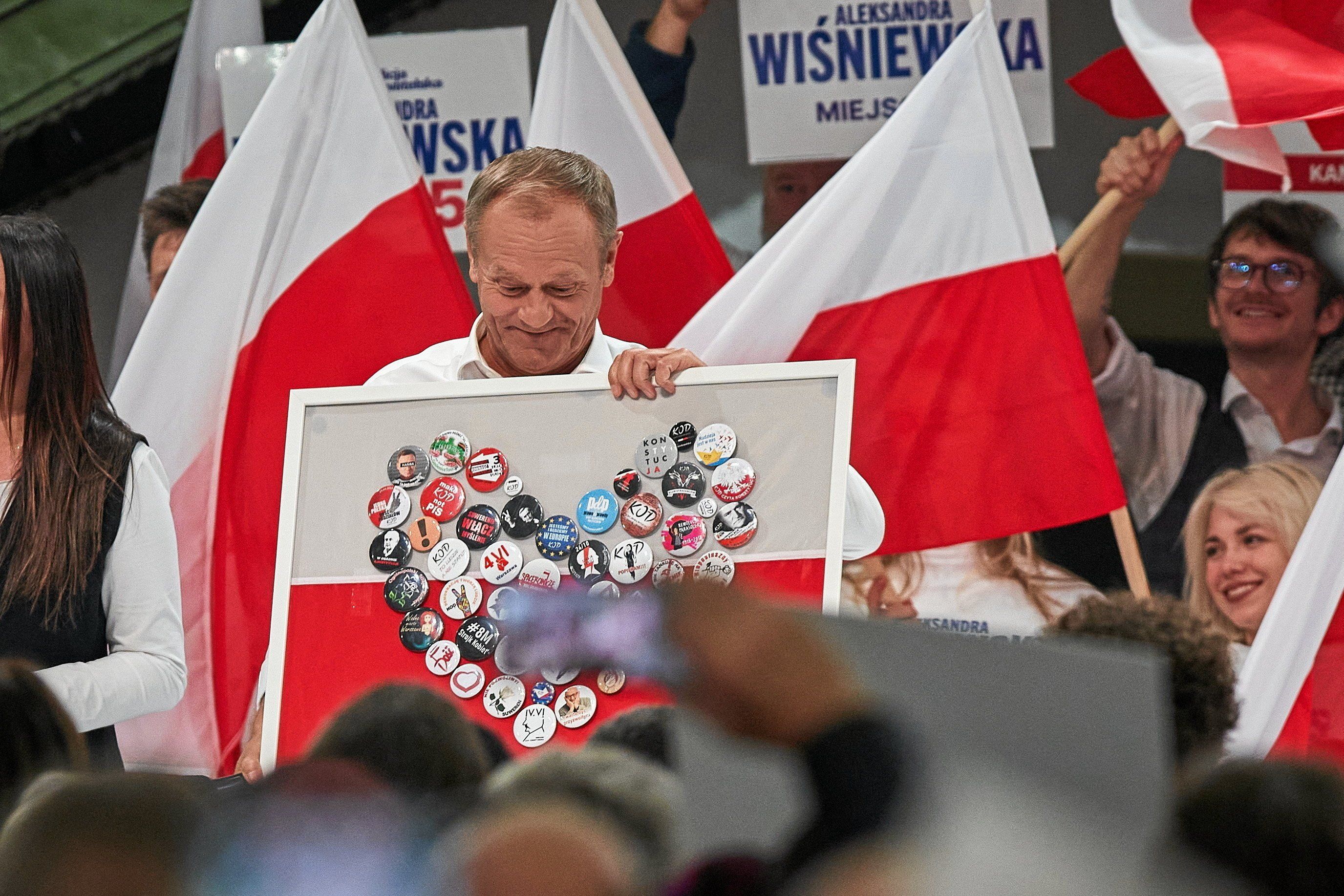 Premier Donald Tusk podczas spotkania kobiet w Łodzi przed nadchodzącymi wyborami.