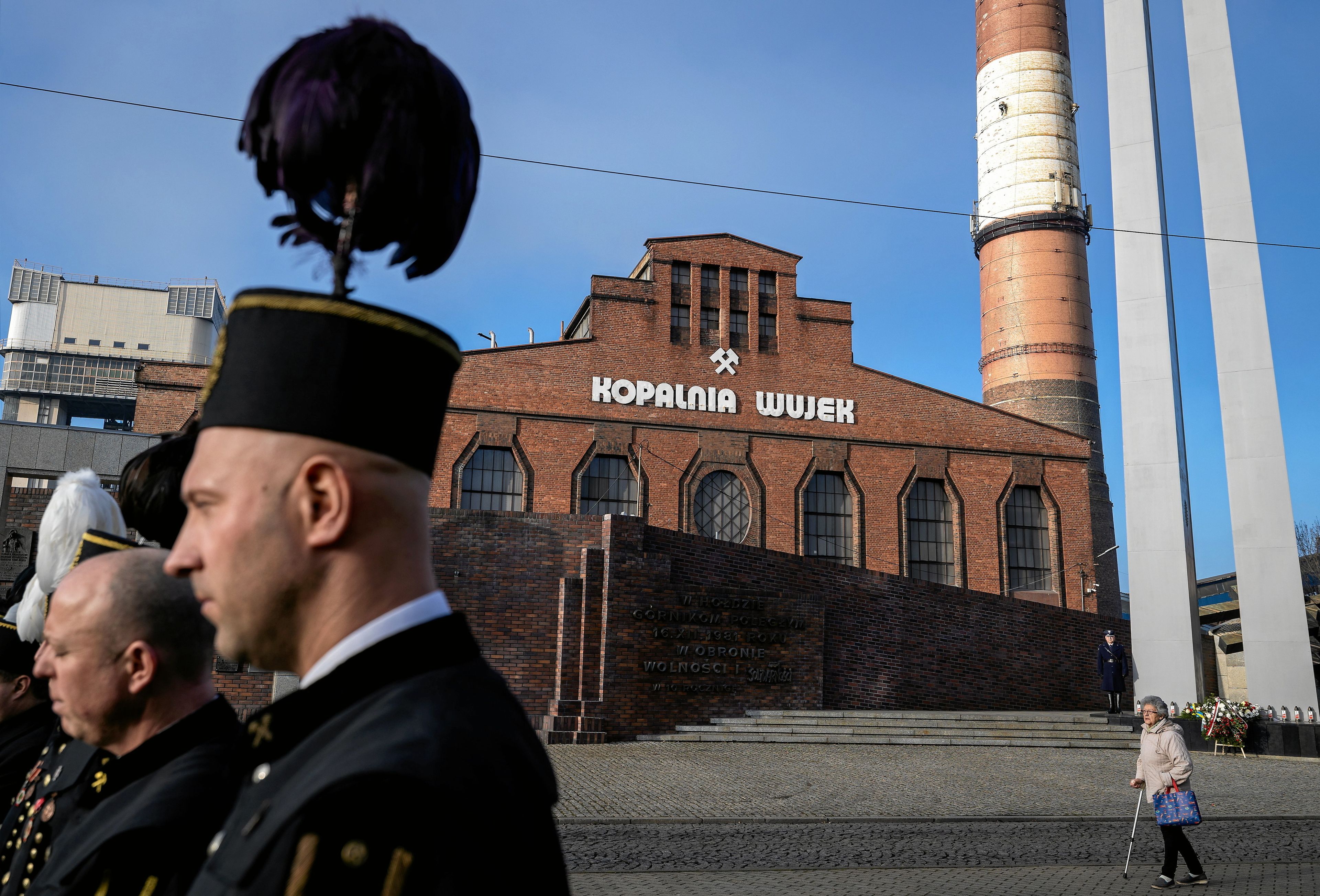 kopalnia wujek i górnik w galowym stroju