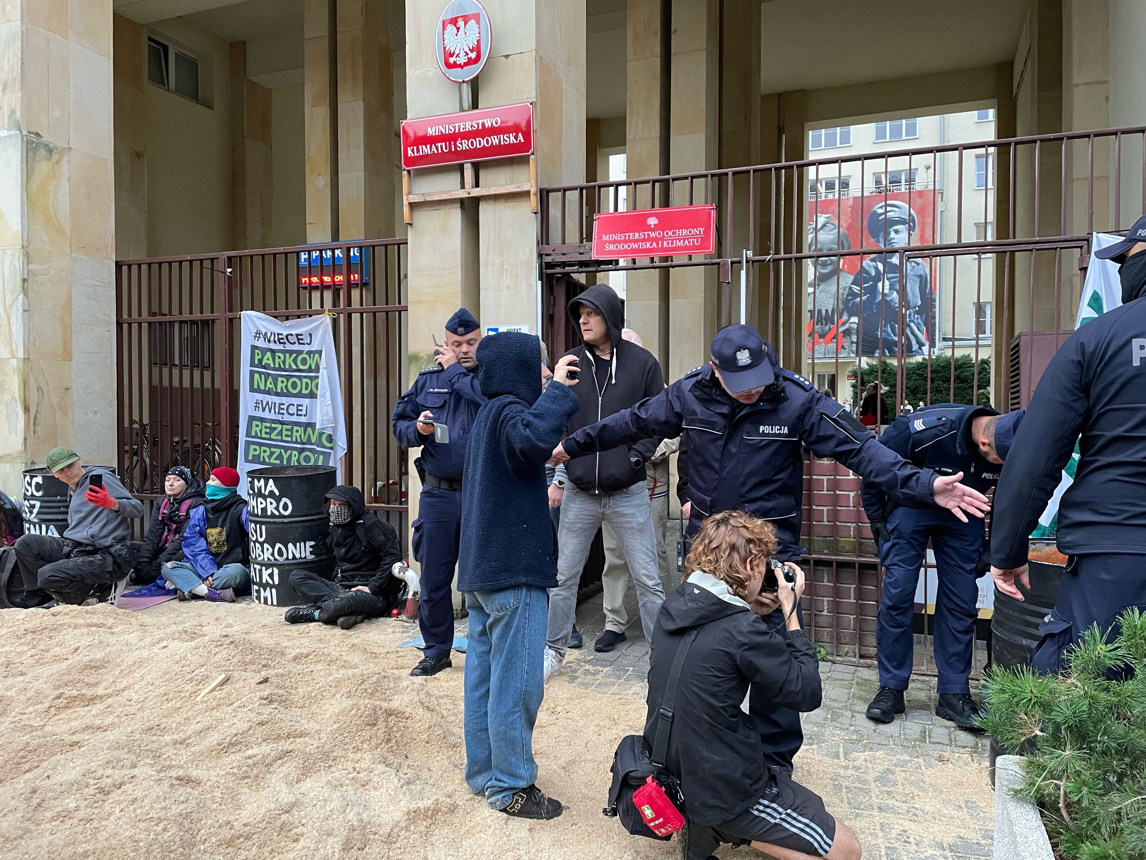 policja i aktywiści pod ministerstwem klimatu