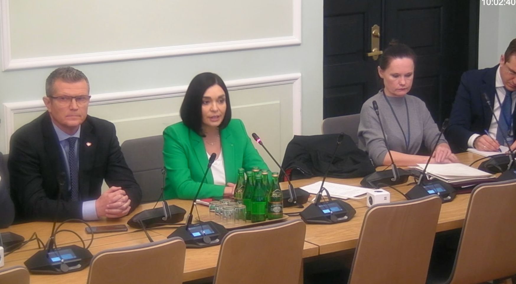 Posiedzenie Komisji ds. Pegasusa. Przy stole od lewej siedzą Marcin Bosacki, Magdalena Sroka