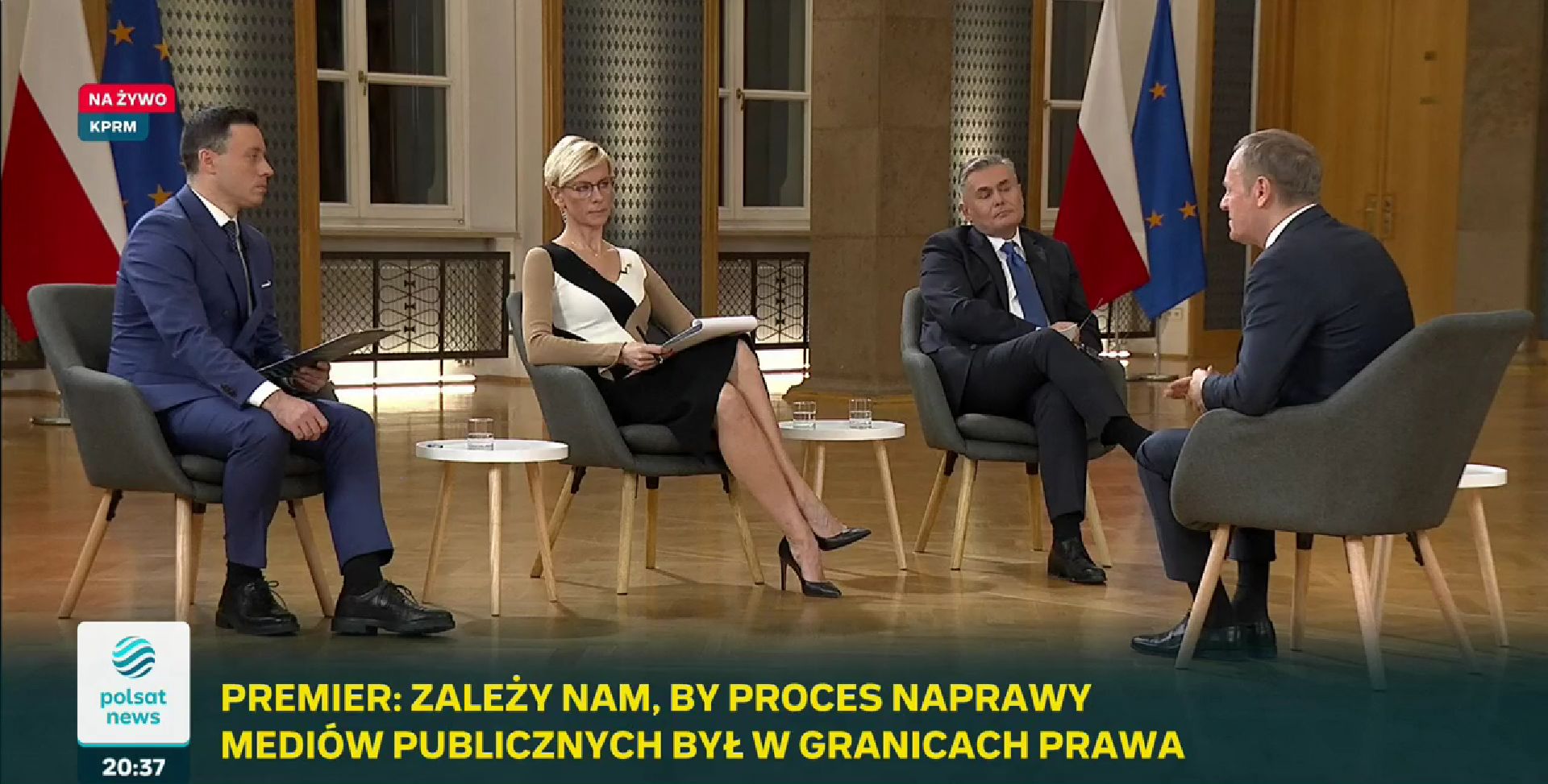 Trzech męzczyzn i kobieta rozmawiają