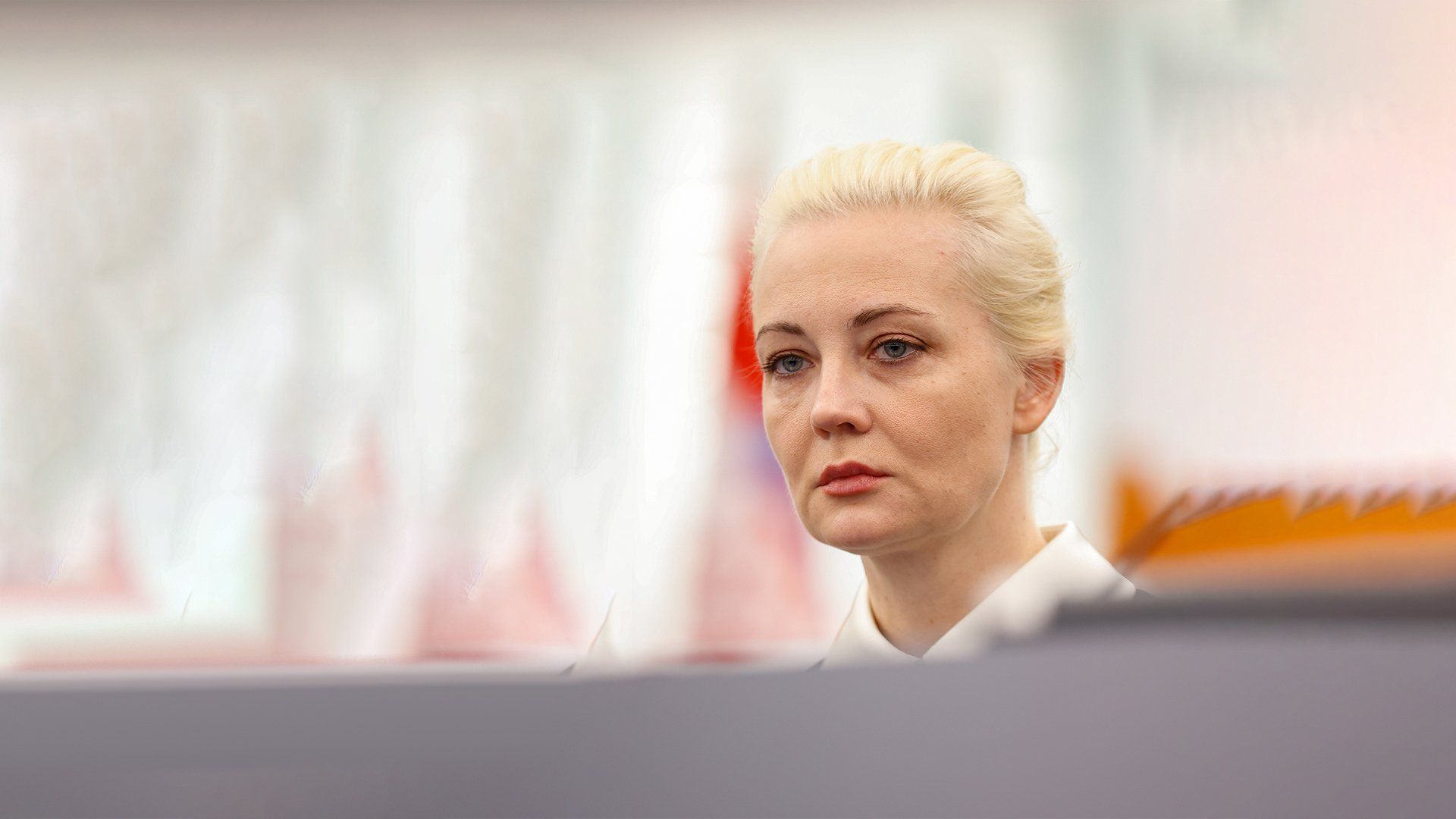 Kobieta, krótko ostrzyżona blondynka