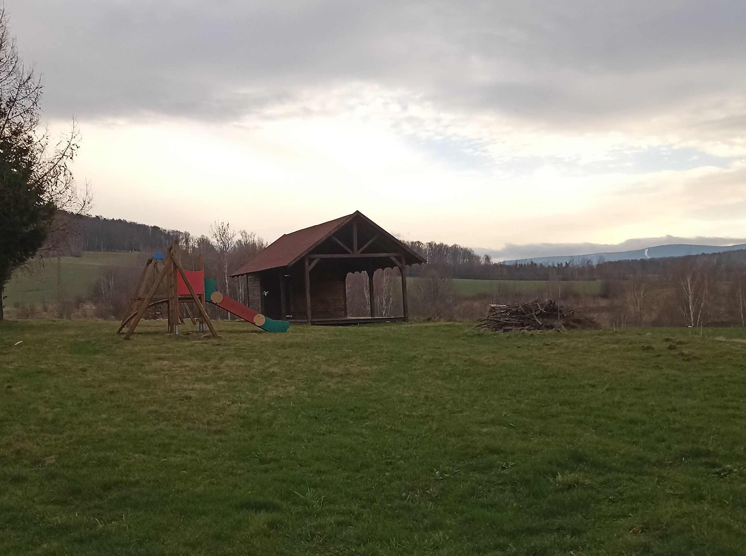 Wiata na sielonej trawie