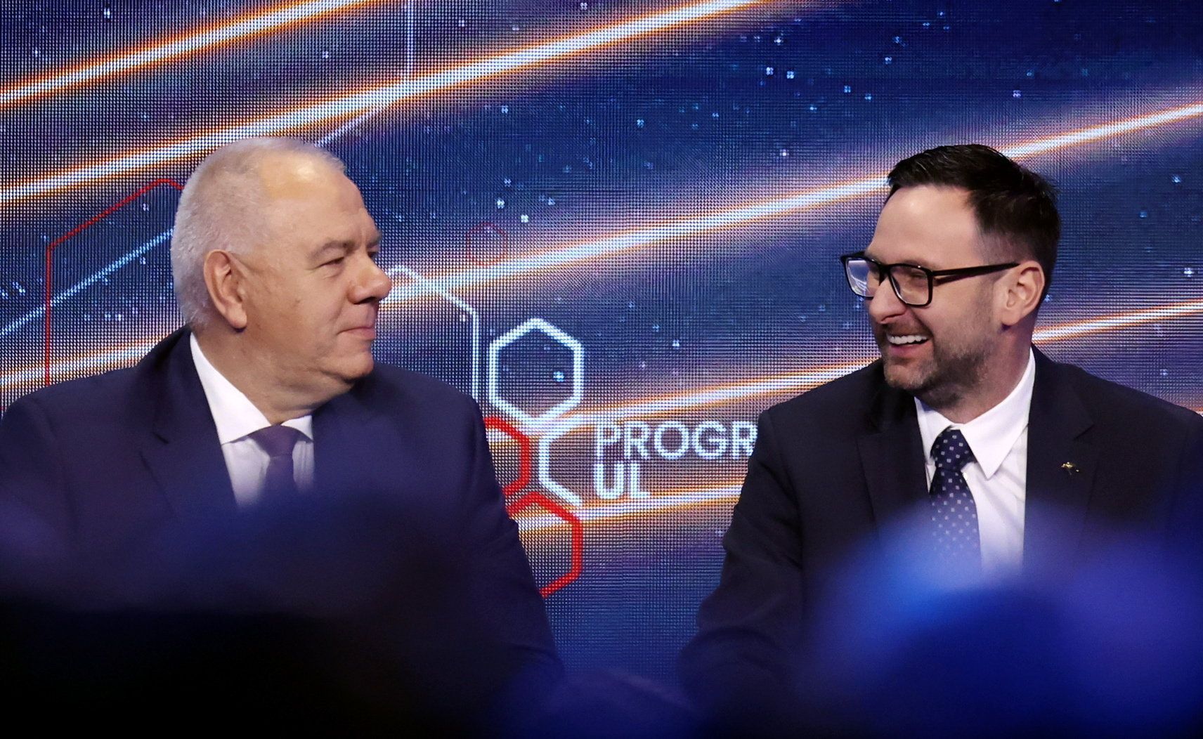 Daniel Obajtek i Jacek Sasin rozmawiają podczas panelu dyskusyjnego