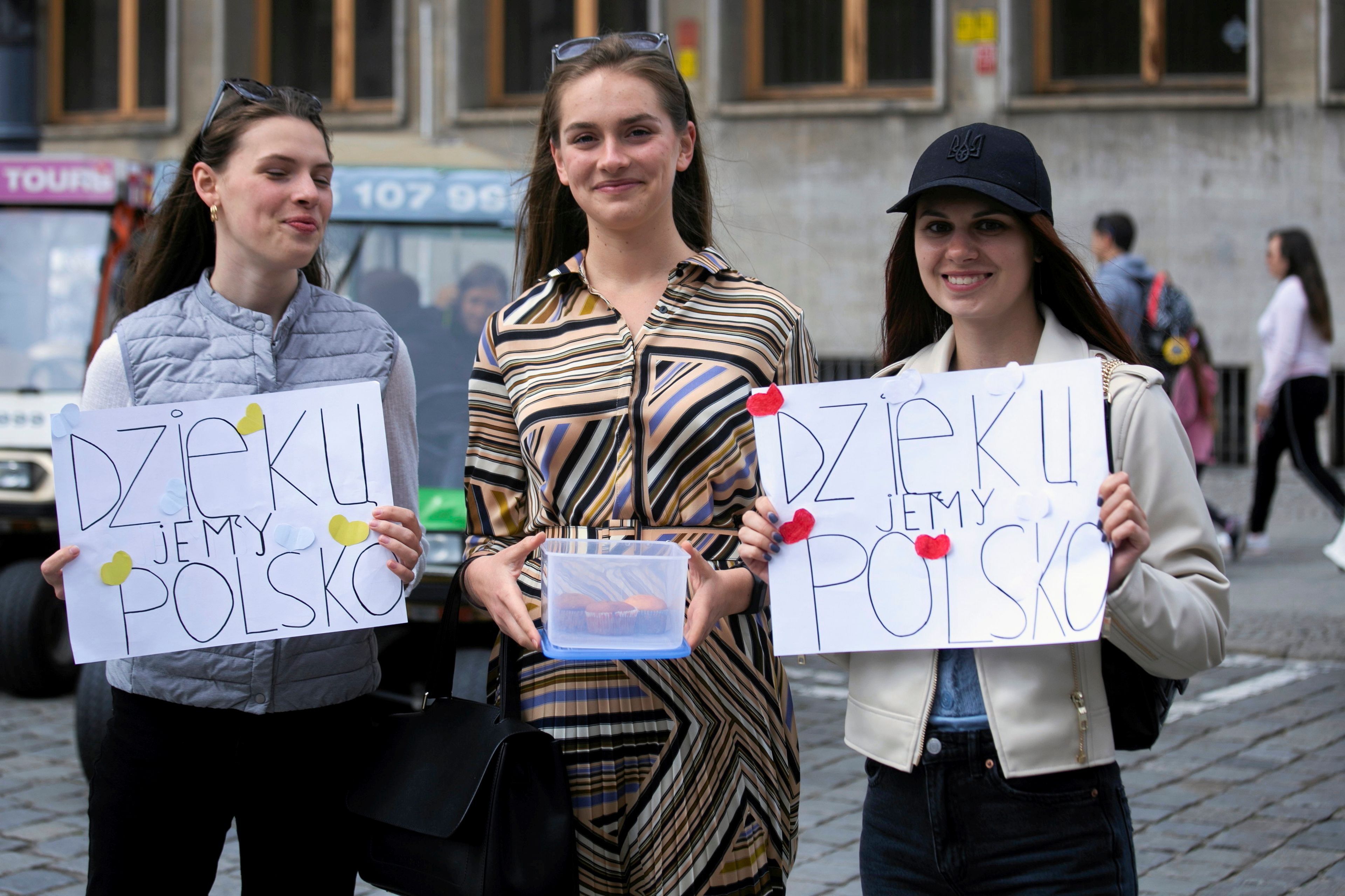 29.05.2022 Wroclaw , Ukraincy dziekuja kwiatami i ciastkami za okazana pomoc w czasie wojny w Ukrainie . 
Fot . Krzysztof Cwik / Agencja Wyborcza.pl