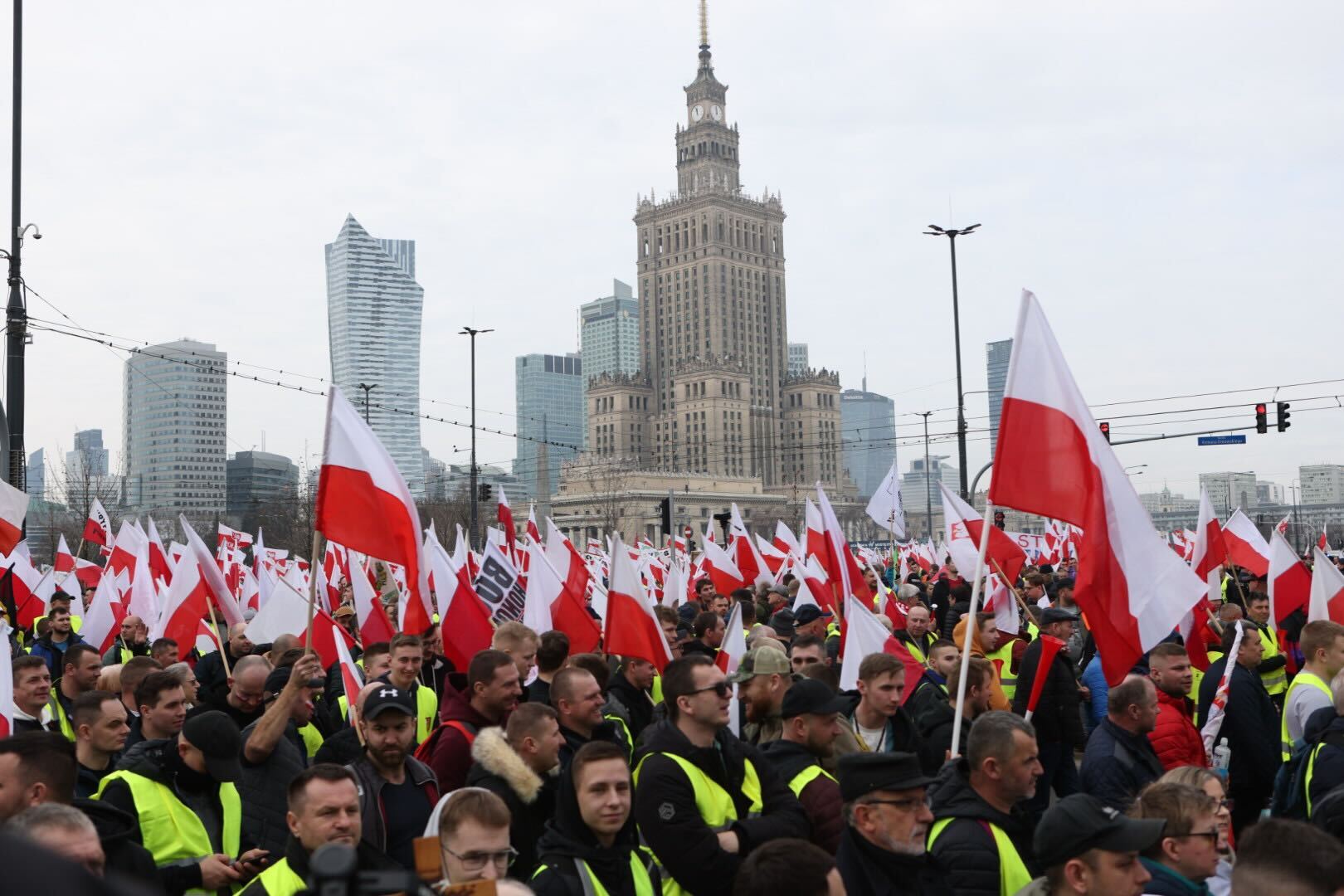 Pałac Kultury i rolnicy z biało-czerwonymi flagami