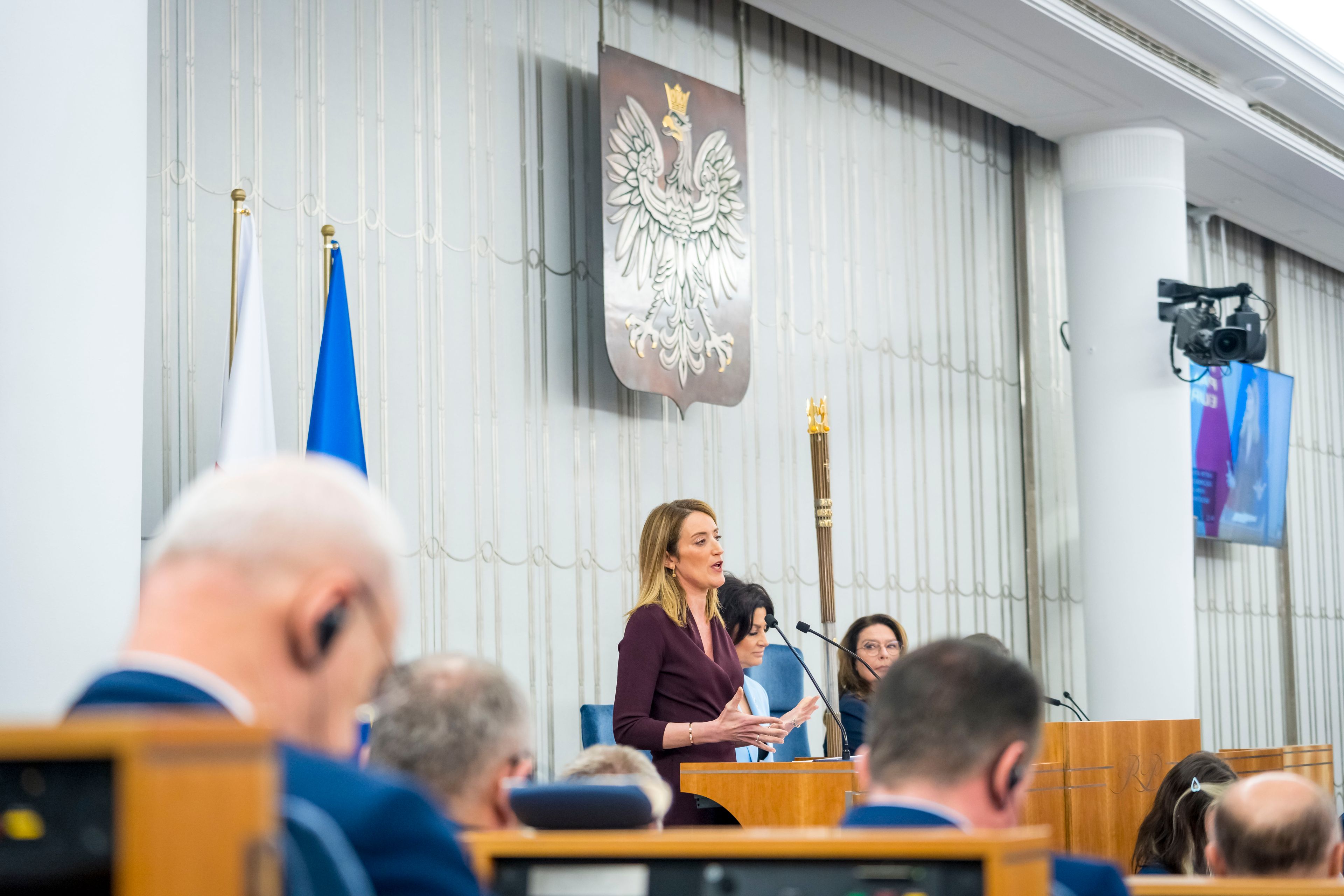 Kobieta blondynka przemwia w Senacie