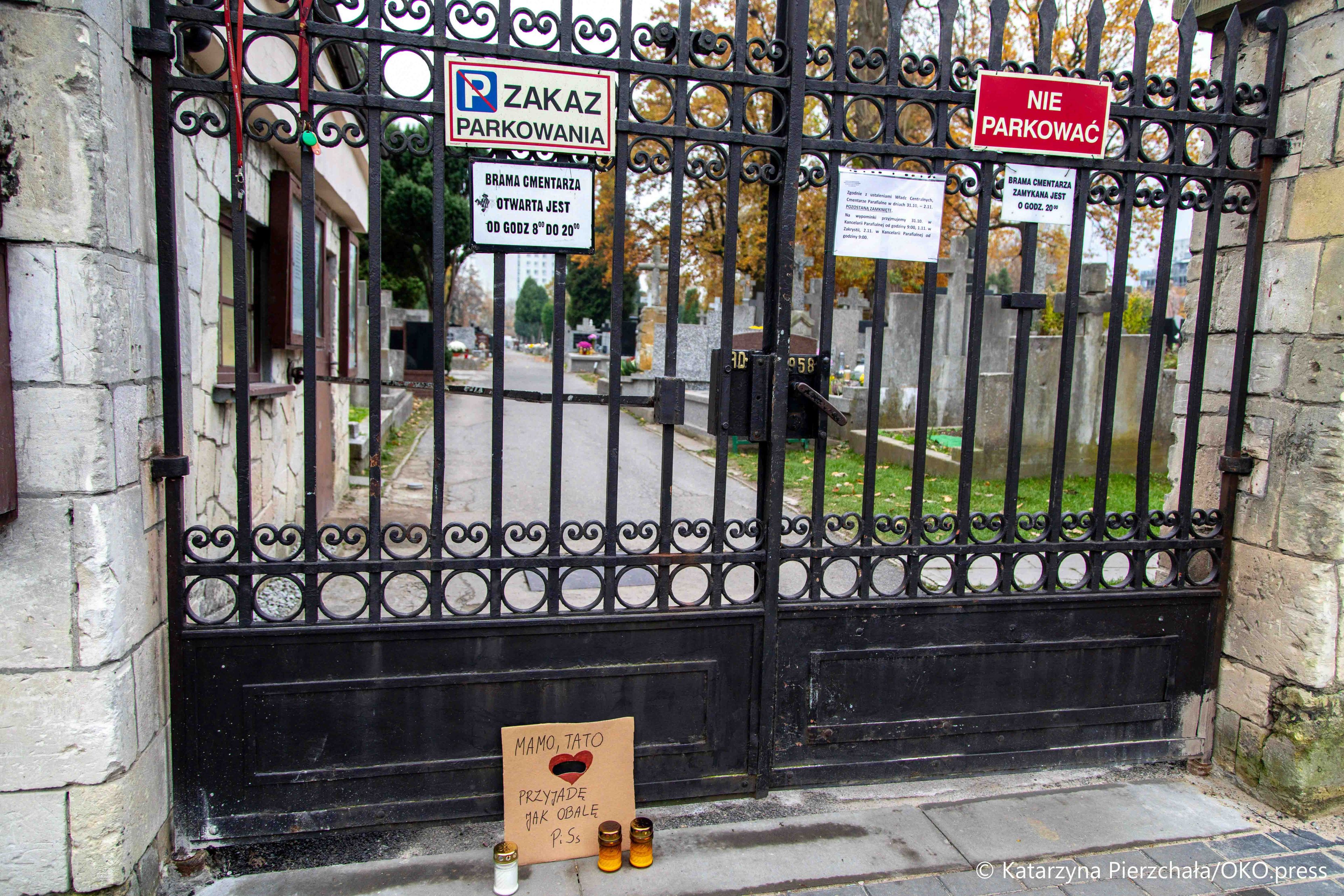 Warszawa, 31.10.2020. W ostatniej chwili rząd podjął decyzję o zamknięciu cmentarzy. Sprzedawcy kwiatów straty liczą w dziesiątkach tysięcy