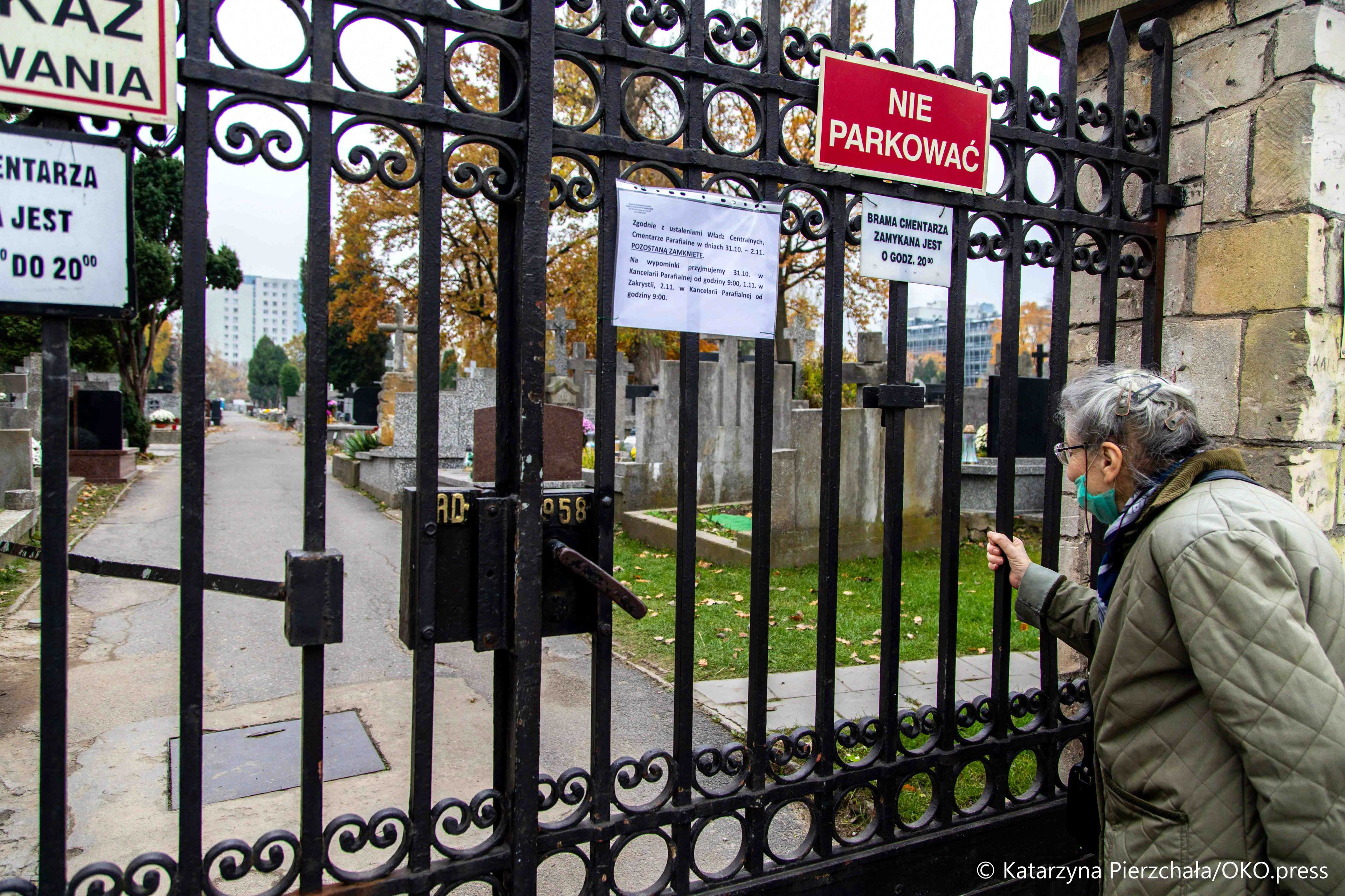 Warszawa, 31.10.2020. W ostatniej chwili rząd podjął decyzję o zamknięciu cmentarzy. Sprzedawcy kwiatów straty liczą w dziesiątkach tysięcy