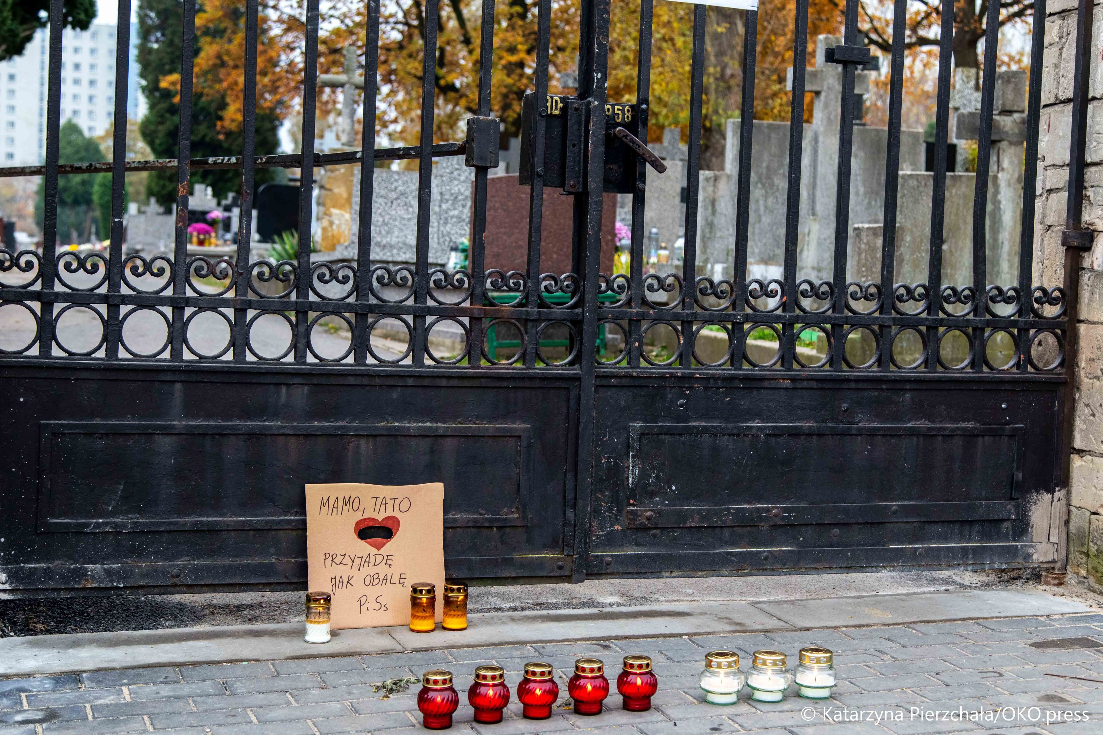 Warszawa, 31.10.2020. W ostatniej chwili rząd podjął decyzję o zamknięciu cmentarzy. Sprzedawcy kwiatów straty liczą w dziesiątkach tysięcy