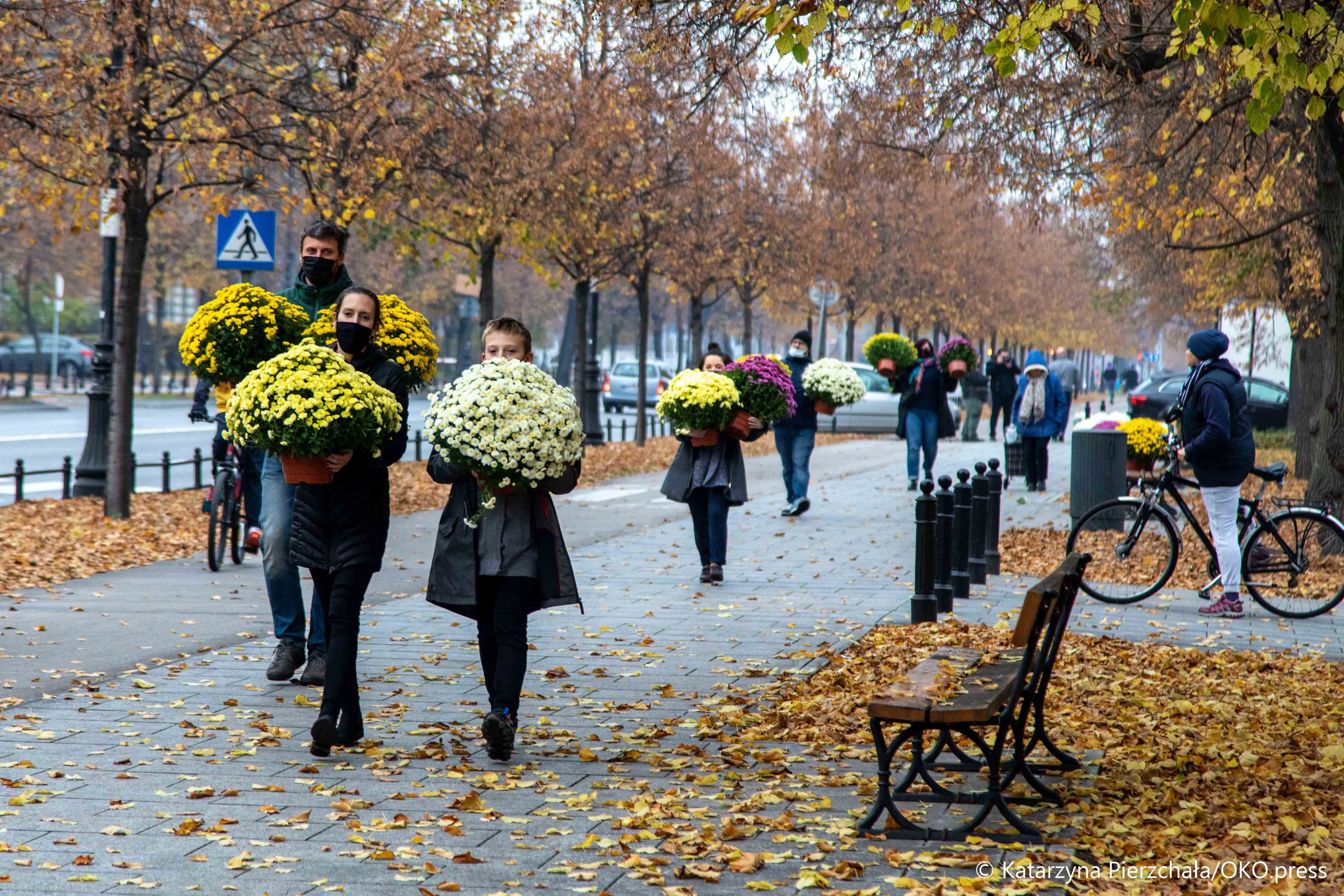 Warszawa, 31.10.2020. W ostatniej chwili rząd podjął decyzję o zamknięciu cmentarzy. Sprzedawcy kwiatów straty liczą w dziesiątkach tysięcy
