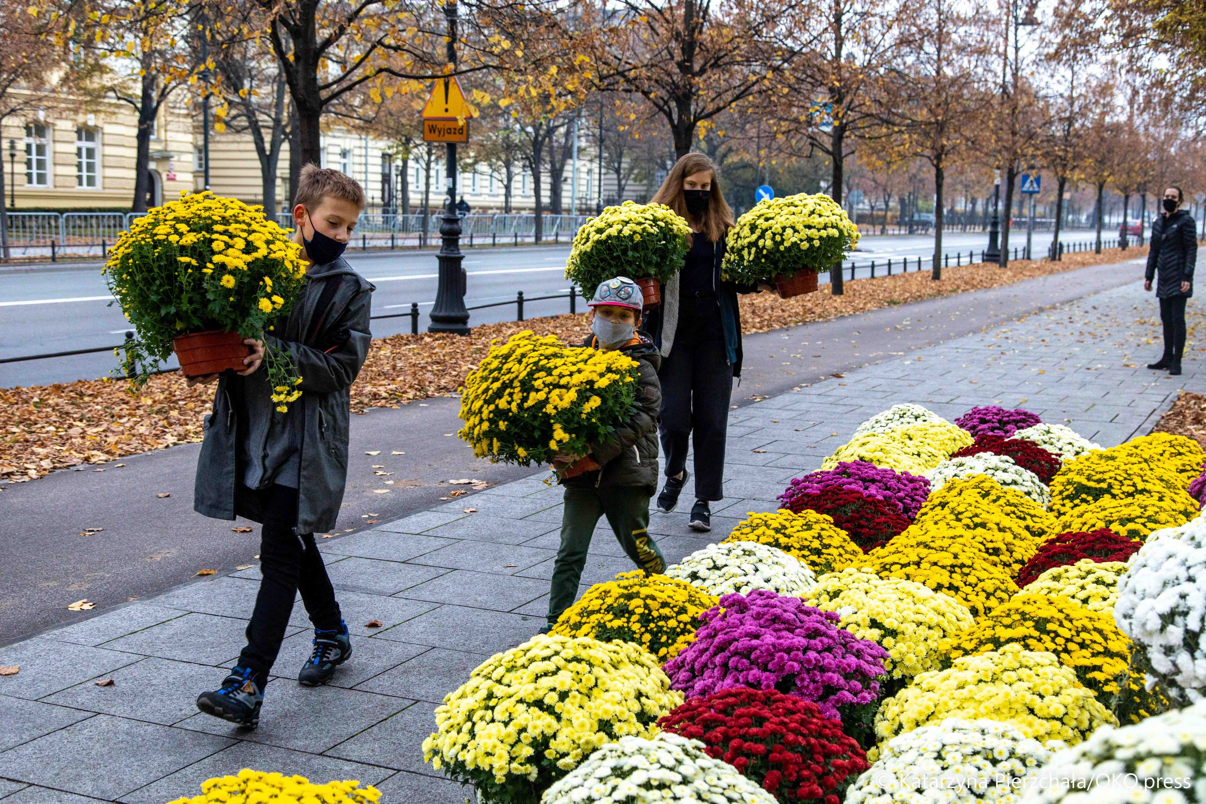 Warszawa, 31.10.2020. W ostatniej chwili rząd podjął decyzję o zamknięciu cmentarzy. Sprzedawcy kwiatów straty liczą w dziesiątkach tysięcy