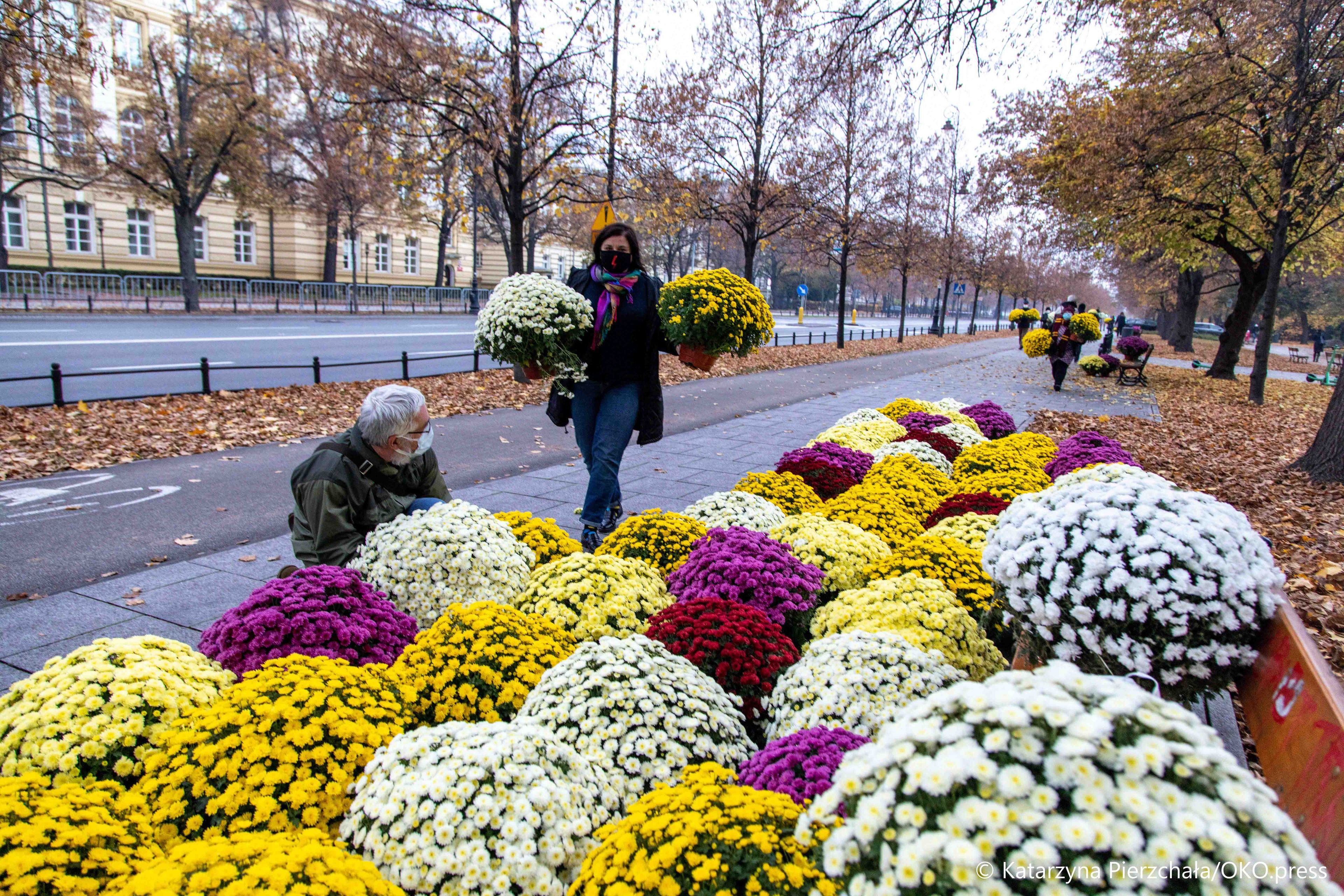 Warszawa, 31.10.2020. W ostatniej chwili rząd podjął decyzję o zamknięciu cmentarzy. Sprzedawcy kwiatów straty liczą w dziesiątkach tysięcy