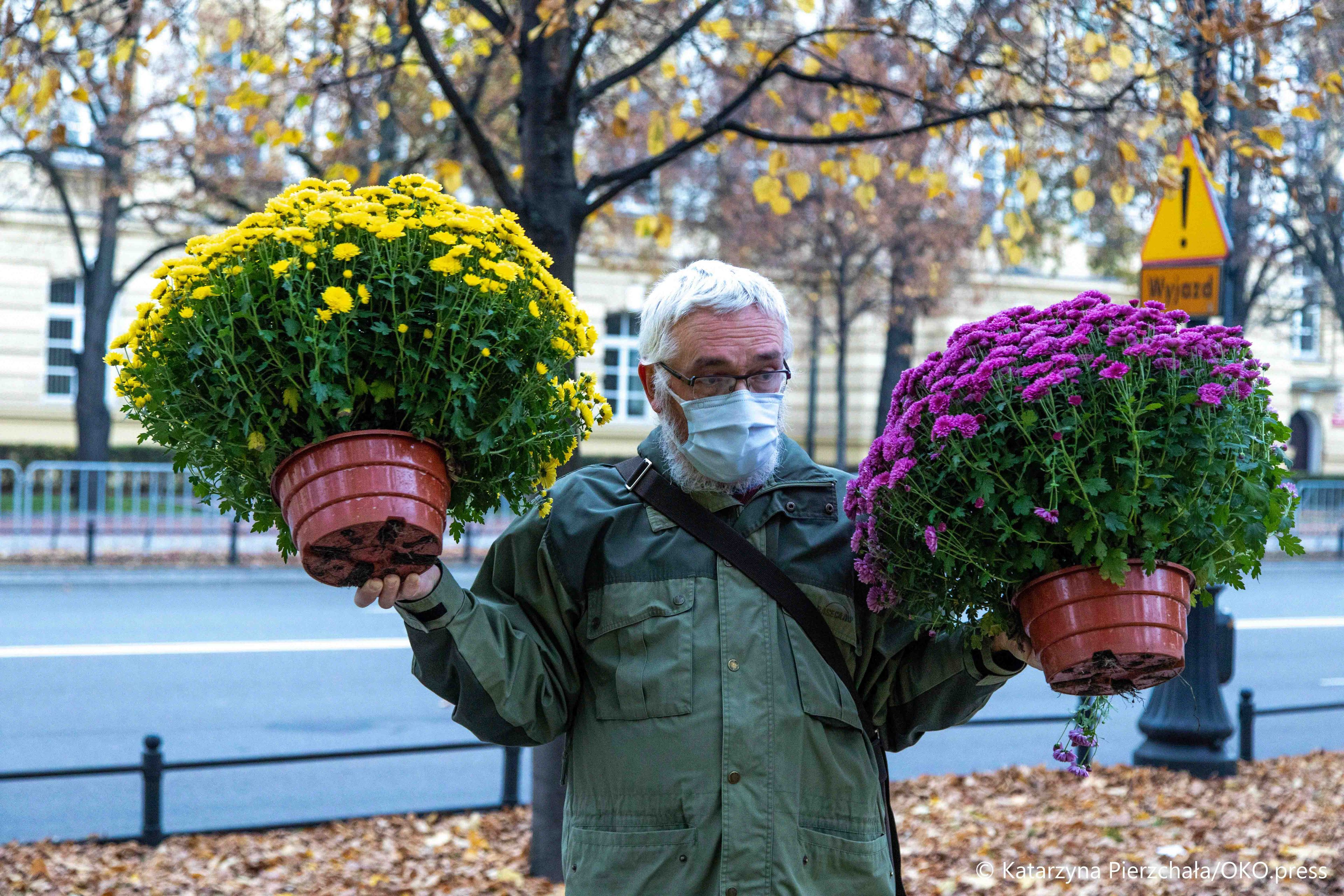 Warszawa, 31.10.2020. W ostatniej chwili rząd podjął decyzję o zamknięciu cmentarzy. Sprzedawcy kwiatów straty liczą w dziesiątkach tysięcy