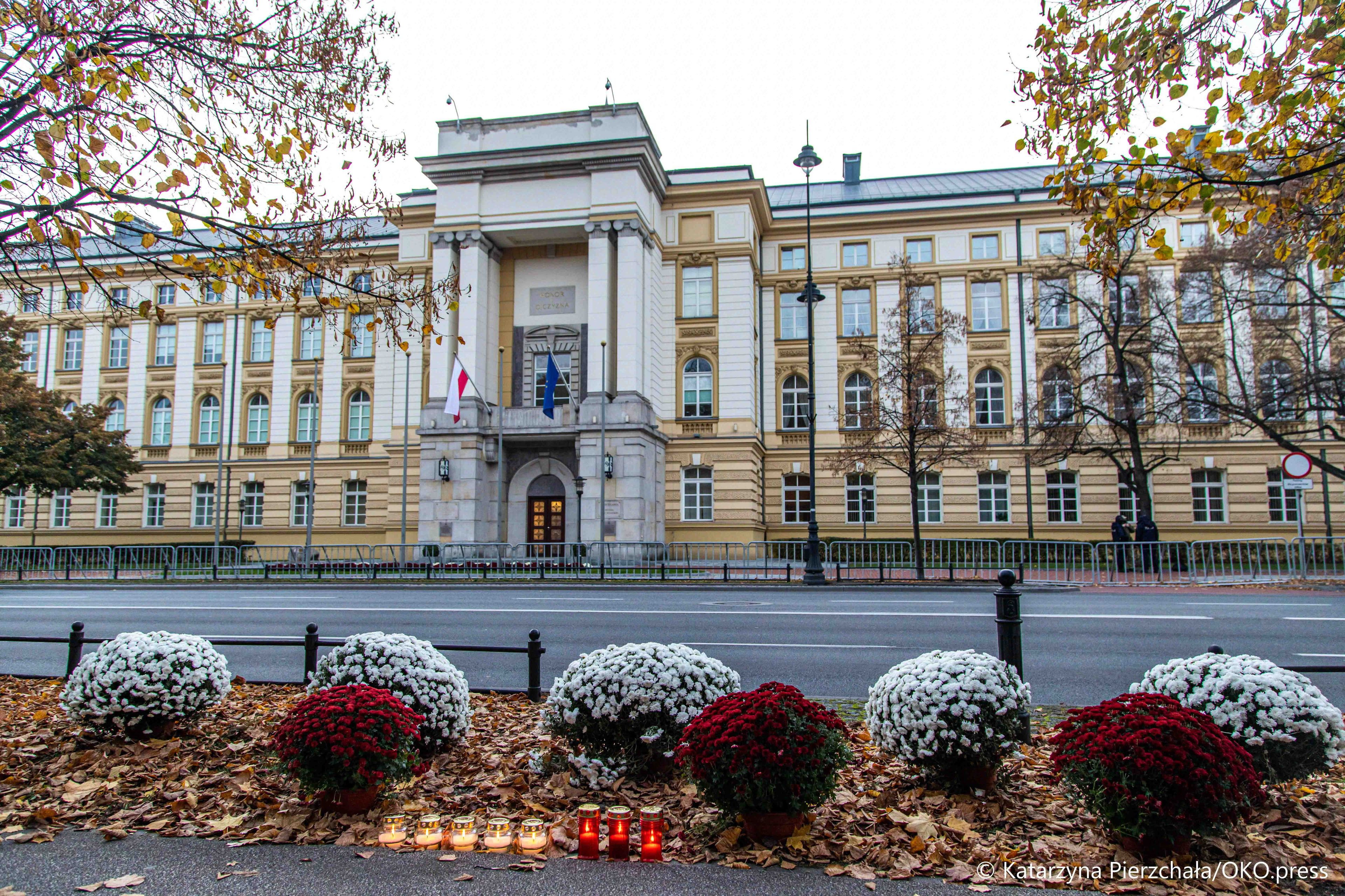 Warszawa, 31.10.2020. W ostatniej chwili rząd podjął decyzję o zamknięciu cmentarzy. Sprzedawcy kwiatów straty liczą w dziesiątkach tysięcy
