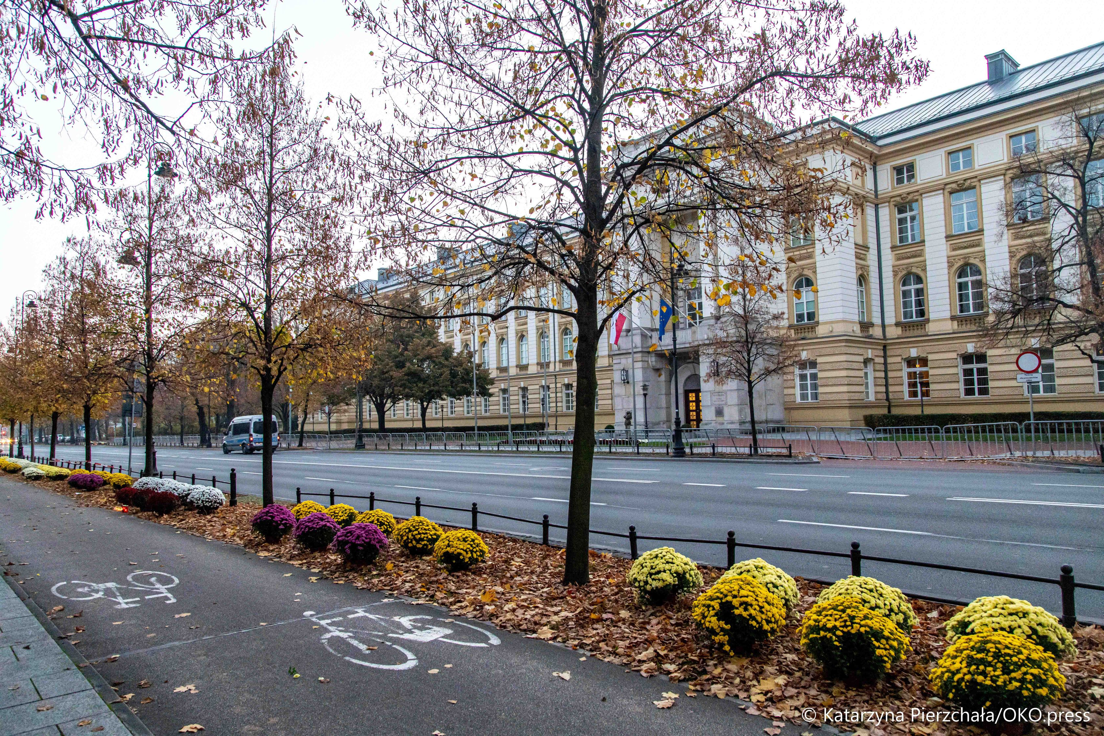 Warszawa, 31.10.2020. W ostatniej chwili rząd podjął decyzję o zamknięciu cmentarzy. Sprzedawcy kwiatów straty liczą w dziesiątkach tysięcy