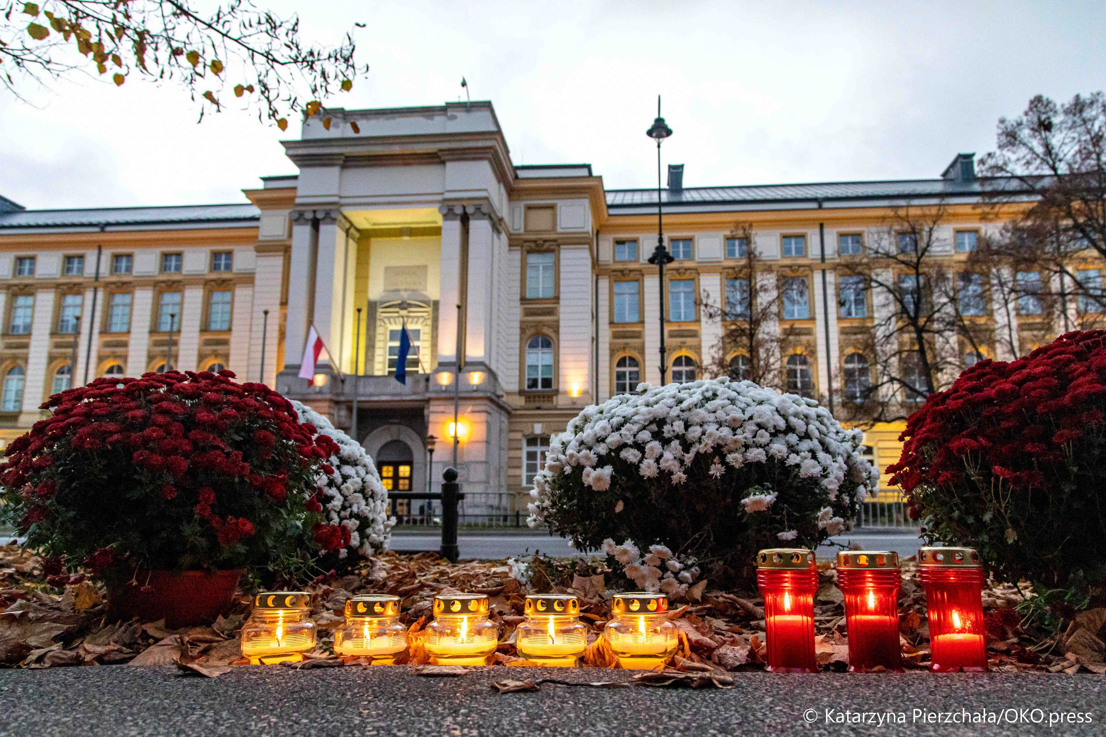 Warszawa, 31.10.2020. W ostatniej chwili rząd podjął decyzję o zamknięciu cmentarzy. Sprzedawcy kwiatów straty liczą w dziesiątkach tysięcy