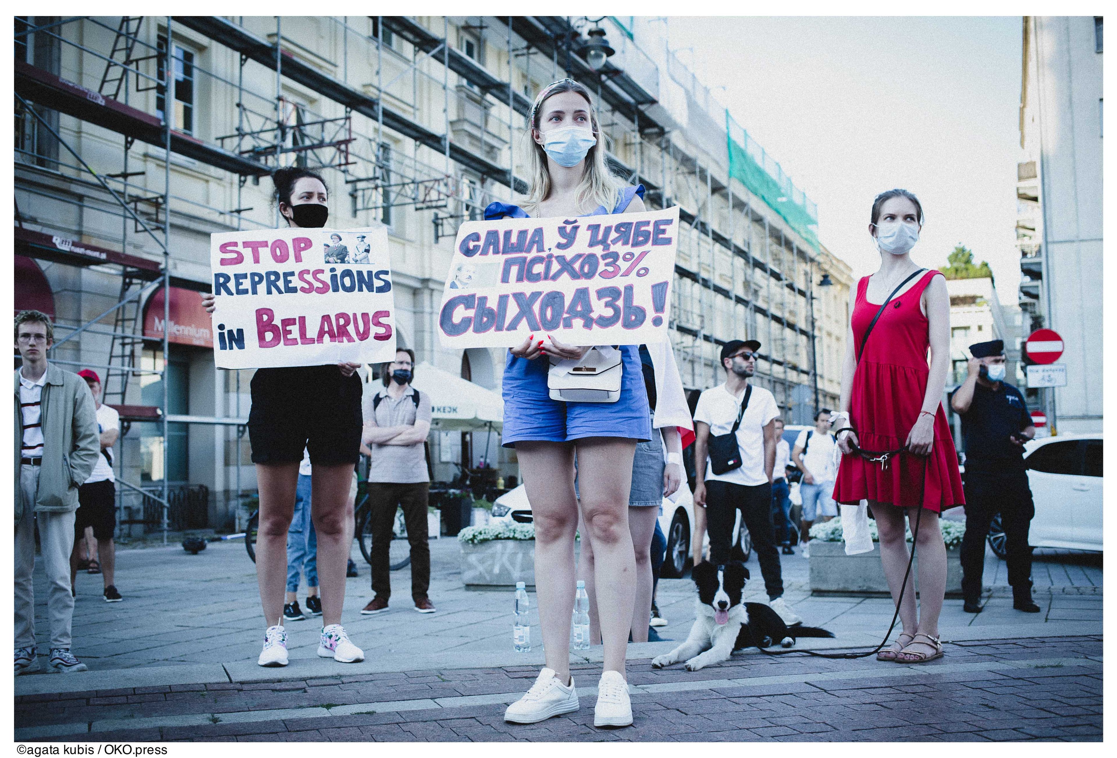 Warszawa, 10.08.2020. Demonstranci wyrazili solidarność z Białorusinkami i Białorusinami, których protesty przeciw sfałszowaniu wyborów są brutalnie tłumione przez OMON