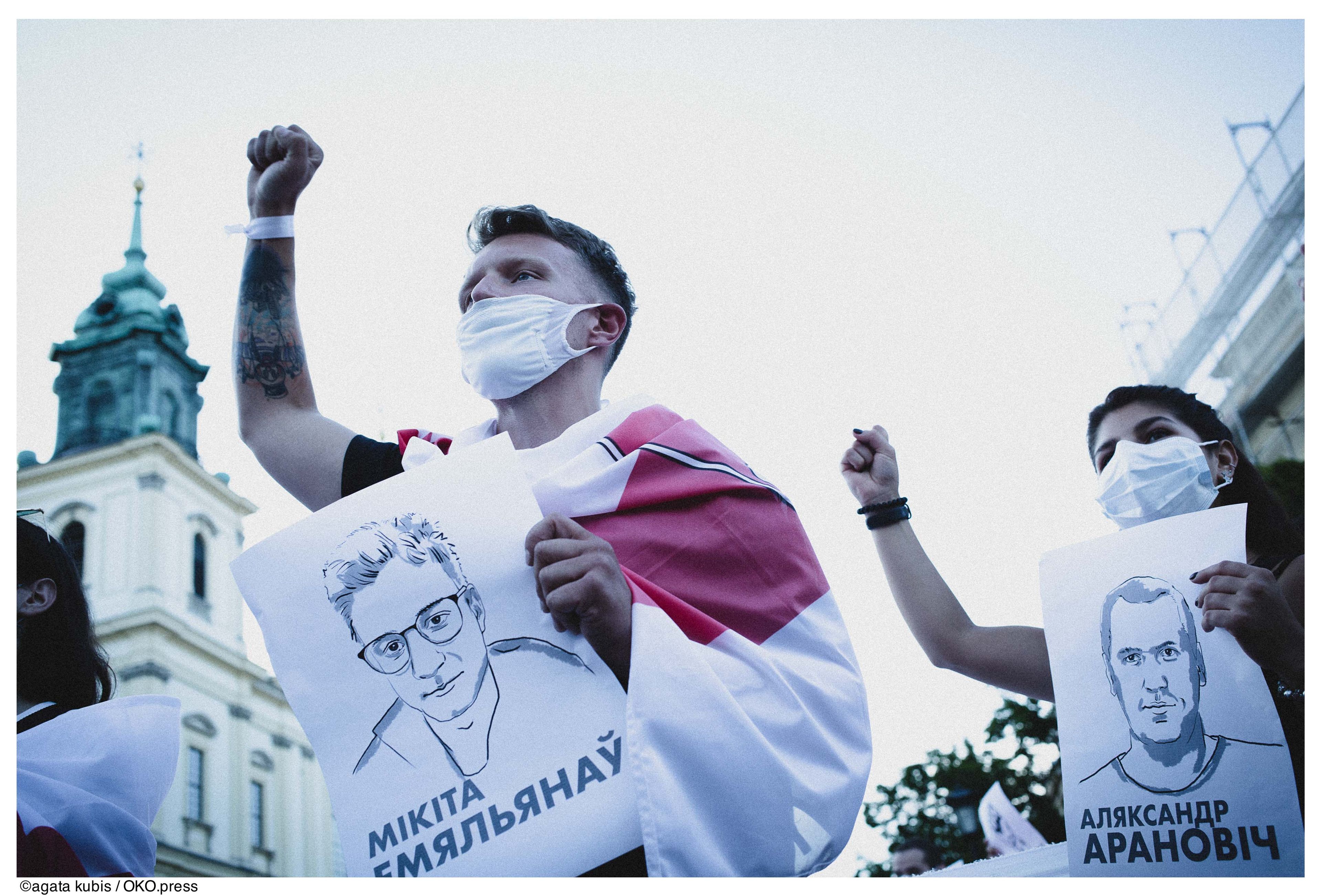 Warszawa, 10.08.2020. Demonstranci wyrazili solidarność z Białorusinkami i Białorusinami, których protesty przeciw sfałszowaniu wyborów są brutalnie tłumione przez OMON