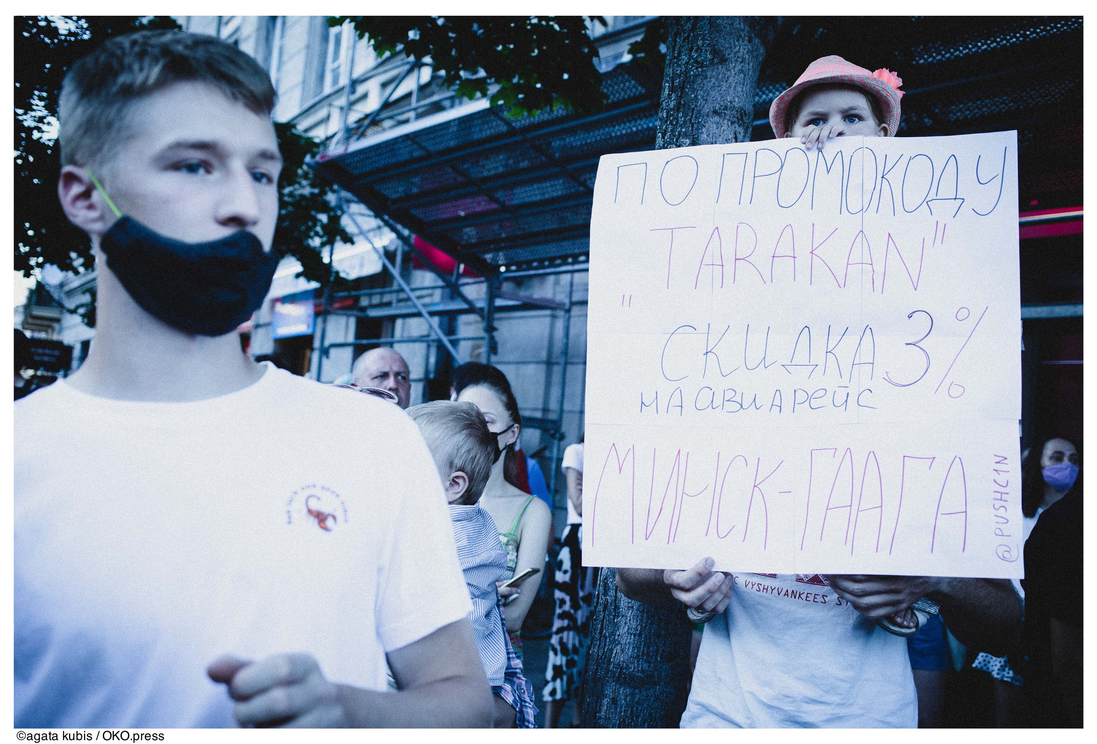 Warszawa, 10.08.2020. Demonstranci wyrazili solidarność z Białorusinkami i Białorusinami, których protesty przeciw sfałszowaniu wyborów są brutalnie tłumione przez OMON