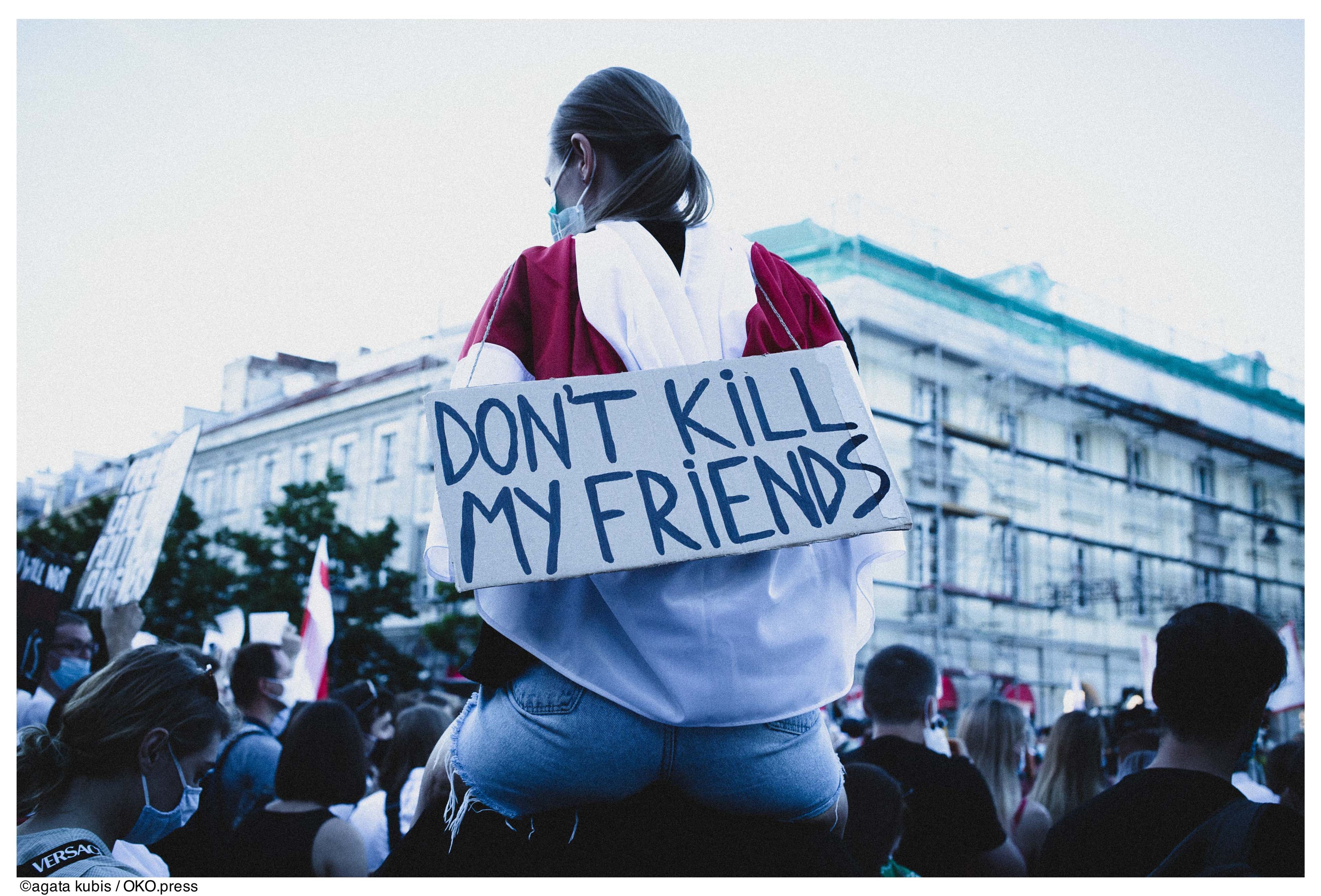 Warszawa, 10.08.2020. Demonstranci wyrazili solidarność z Białorusinkami i Białorusinami, których protesty przeciw sfałszowaniu wyborów są brutalnie tłumione przez OMON