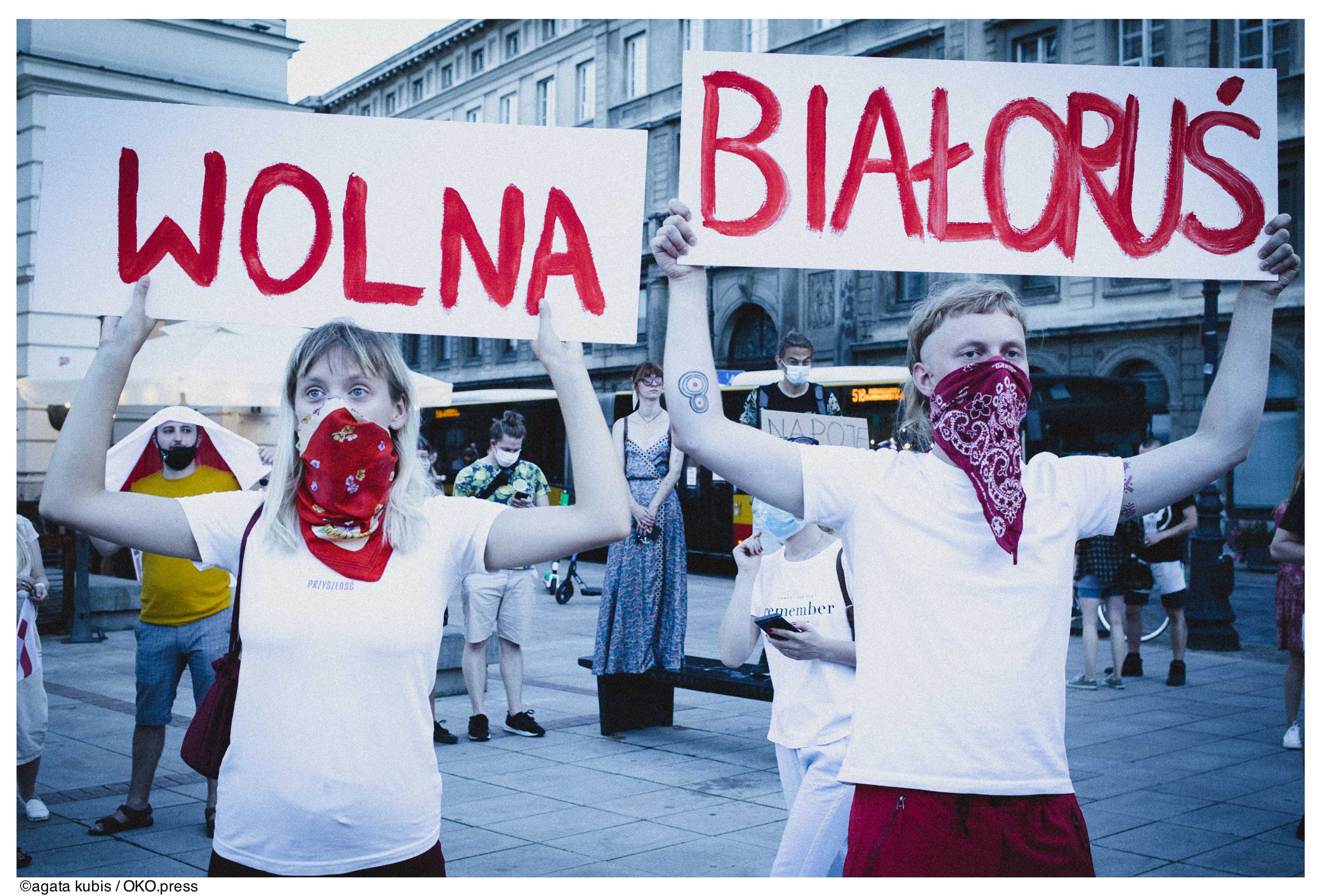 Warszawa, 10.08.2020. Demonstranci wyrazili solidarność z Białorusinkami i Białorusinami, których protesty przeciw sfałszowaniu wyborów są brutalnie tłumione przez OMON