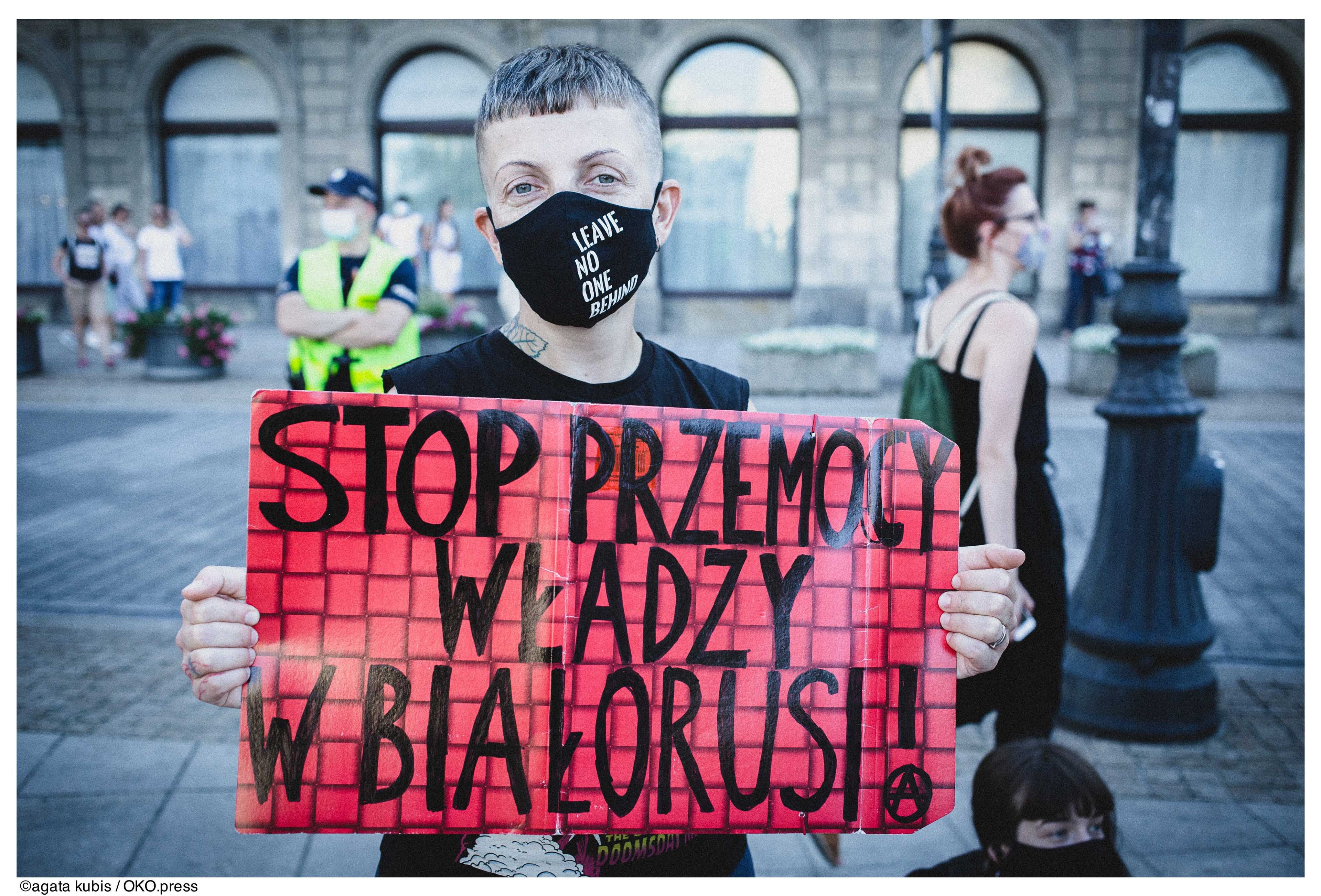 Warszawa, 10.08.2020. Demonstranci wyrazili solidarność z Białorusinkami i Białorusinami, których protesty przeciw sfałszowaniu wyborów są brutalnie tłumione przez OMON