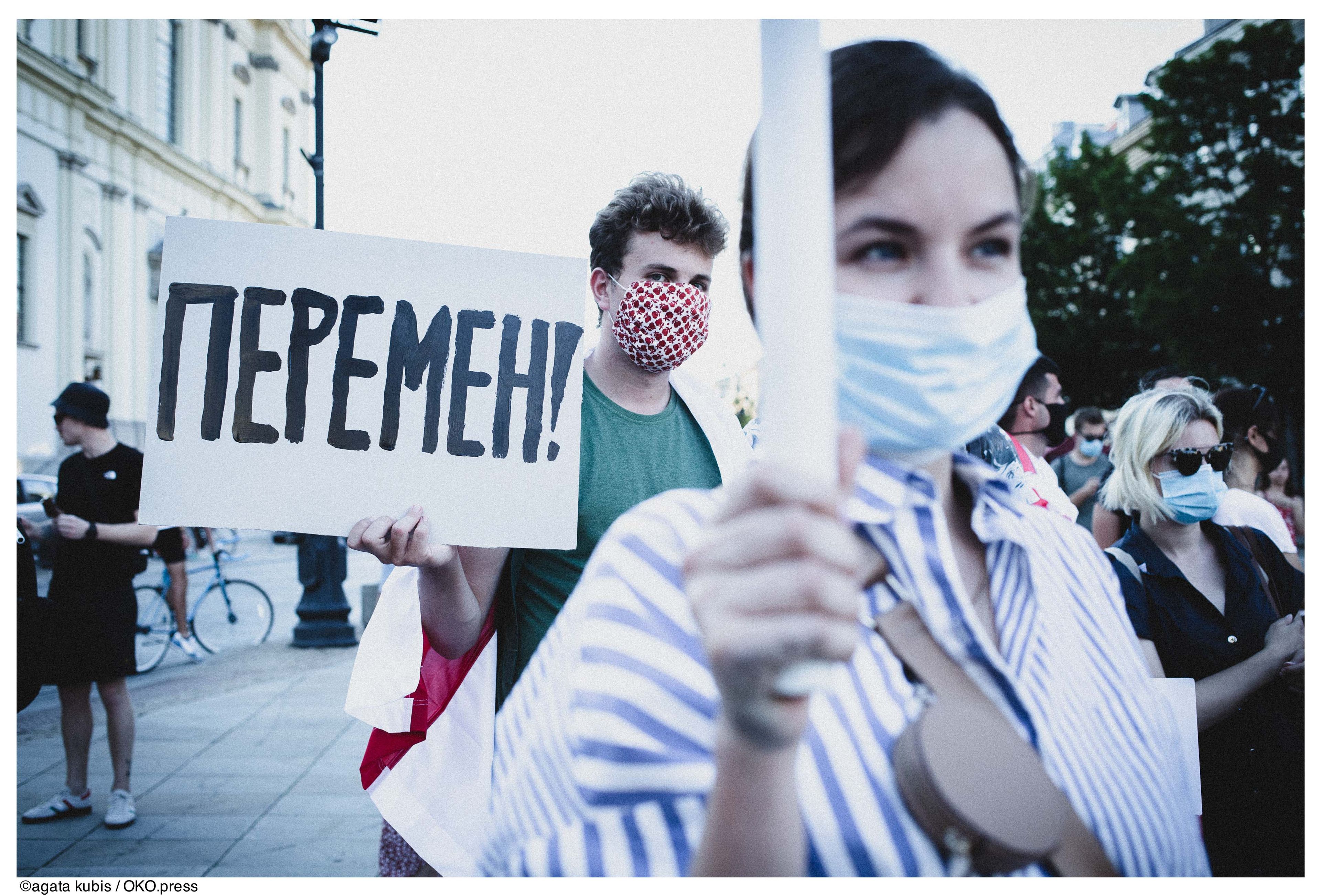 Warszawa, 10.08.2020. Demonstranci wyrazili solidarność z Białorusinkami i Białorusinami, których protesty przeciw sfałszowaniu wyborów są brutalnie tłumione przez OMON