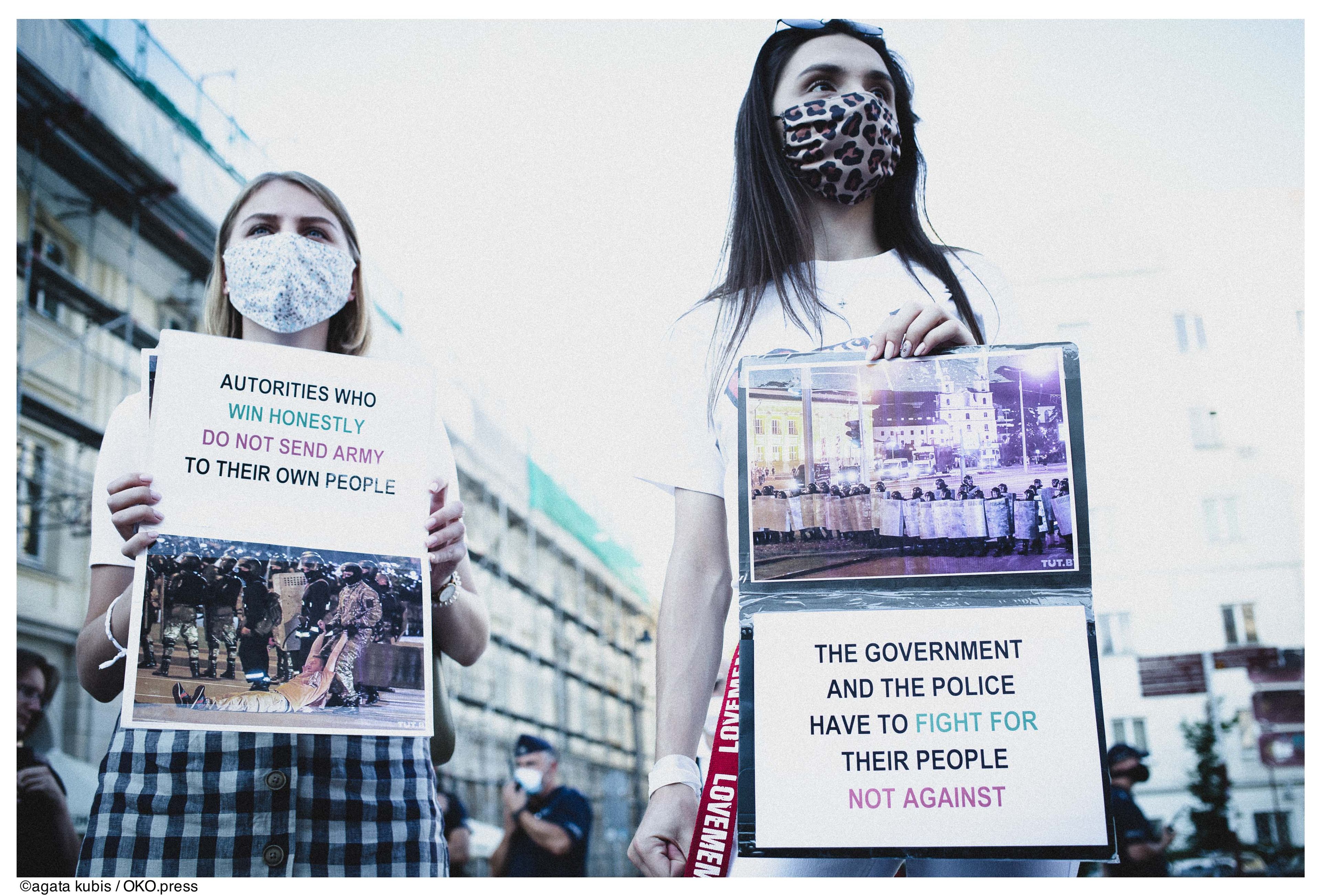 Warszawa, 10.08.2020. Demonstranci wyrazili solidarność z Białorusinkami i Białorusinami, których protesty przeciw sfałszowaniu wyborów są brutalnie tłumione przez OMON