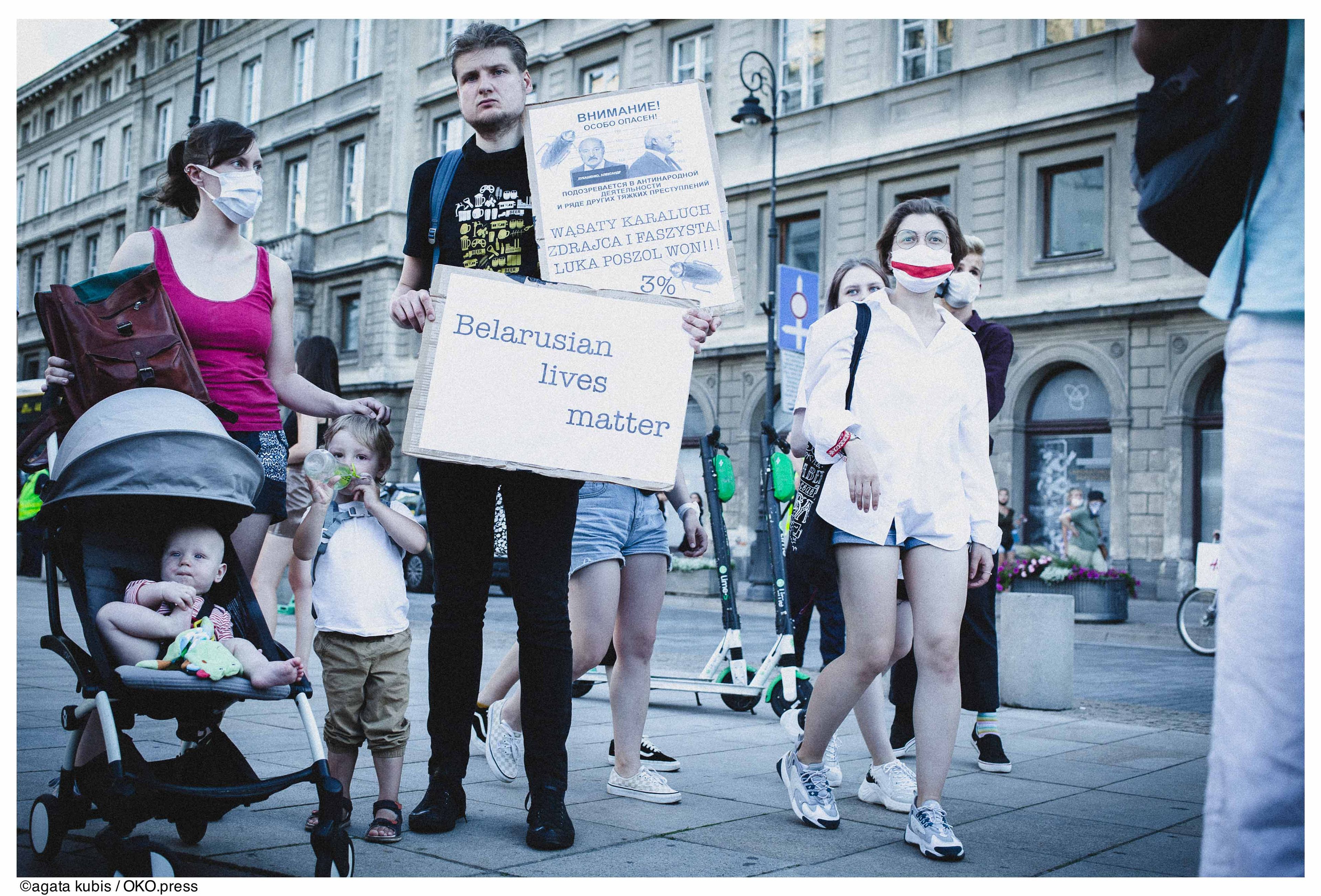 Warszawa, 10.08.2020. Demonstranci wyrazili solidarność z Białorusinkami i Białorusinami, których protesty przeciw sfałszowaniu wyborów są brutalnie tłumione przez OMON
