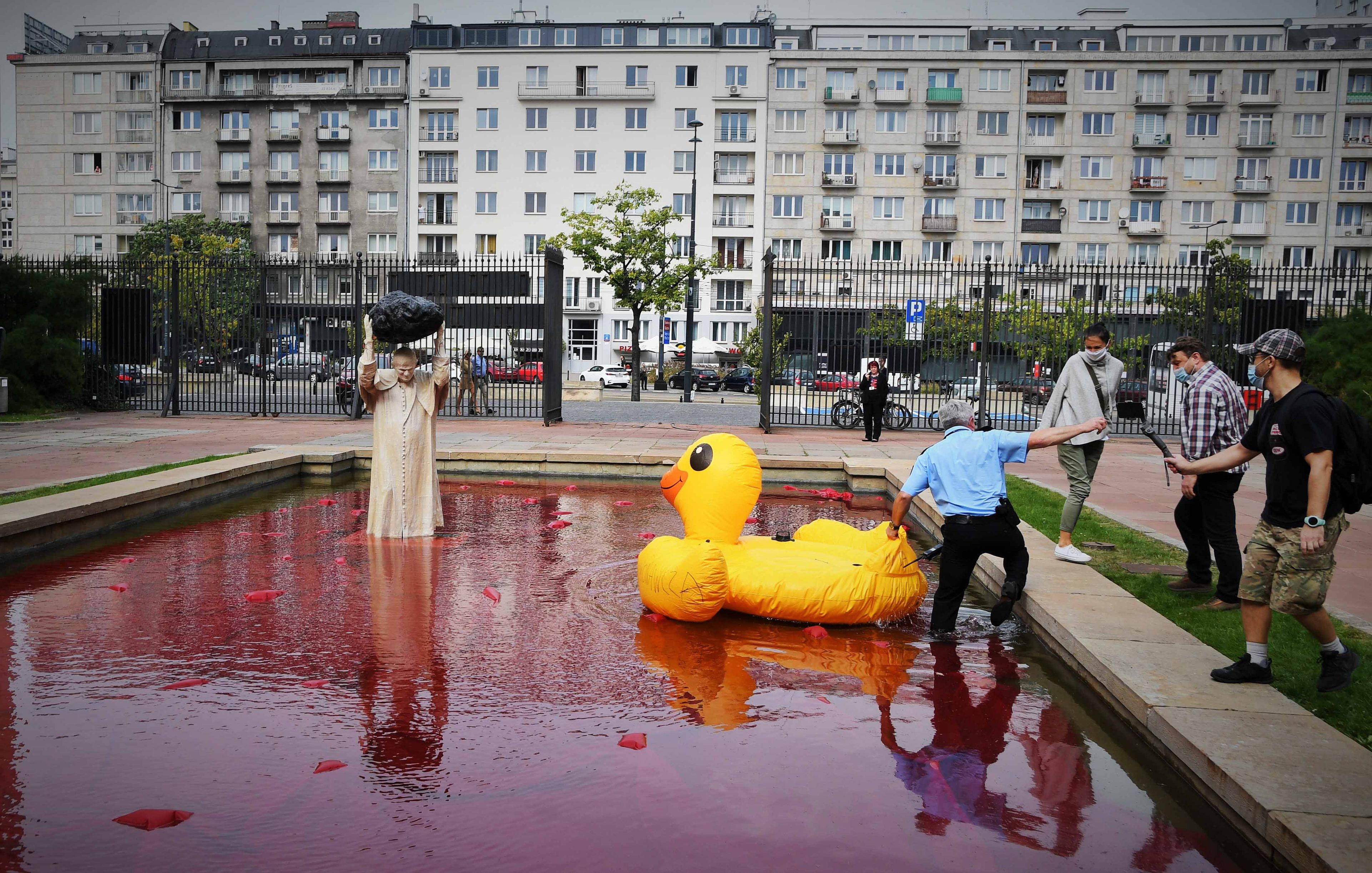 Warszawa, 26.09.2020. Aktywiści Lotnej Brygady Opozycji weszli w dialog ze sztuką narodową. Do instalacji "Zatrute Źródło" Jerzego Kaliny dodali gumową kaczkę.