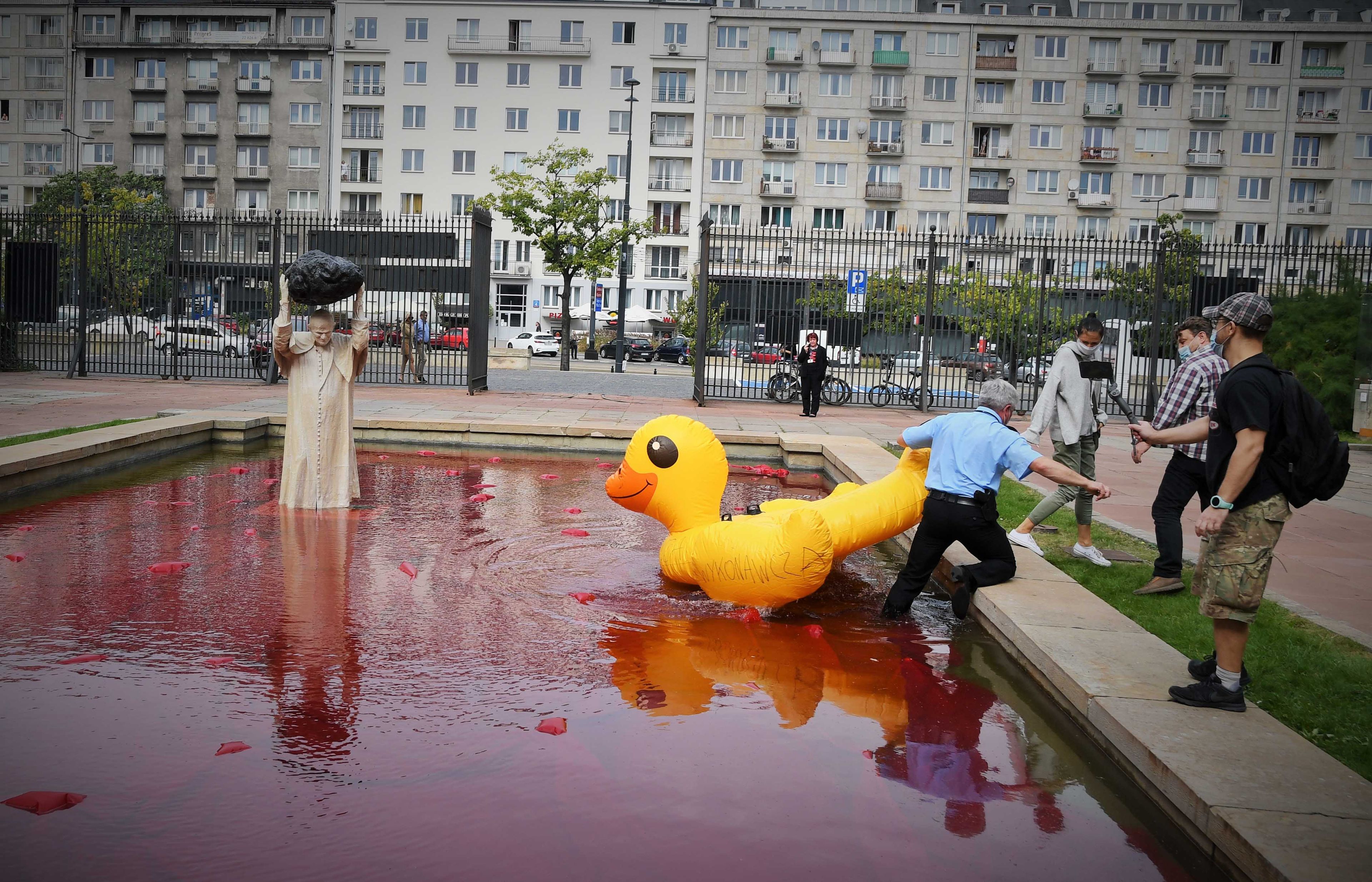 Warszawa, 26.09.2020. Aktywiści Lotnej Brygady Opozycji weszli w dialog ze sztuką narodową. Do instalacji "Zatrute Źródło" Jerzego Kaliny dodali gumową kaczkę.