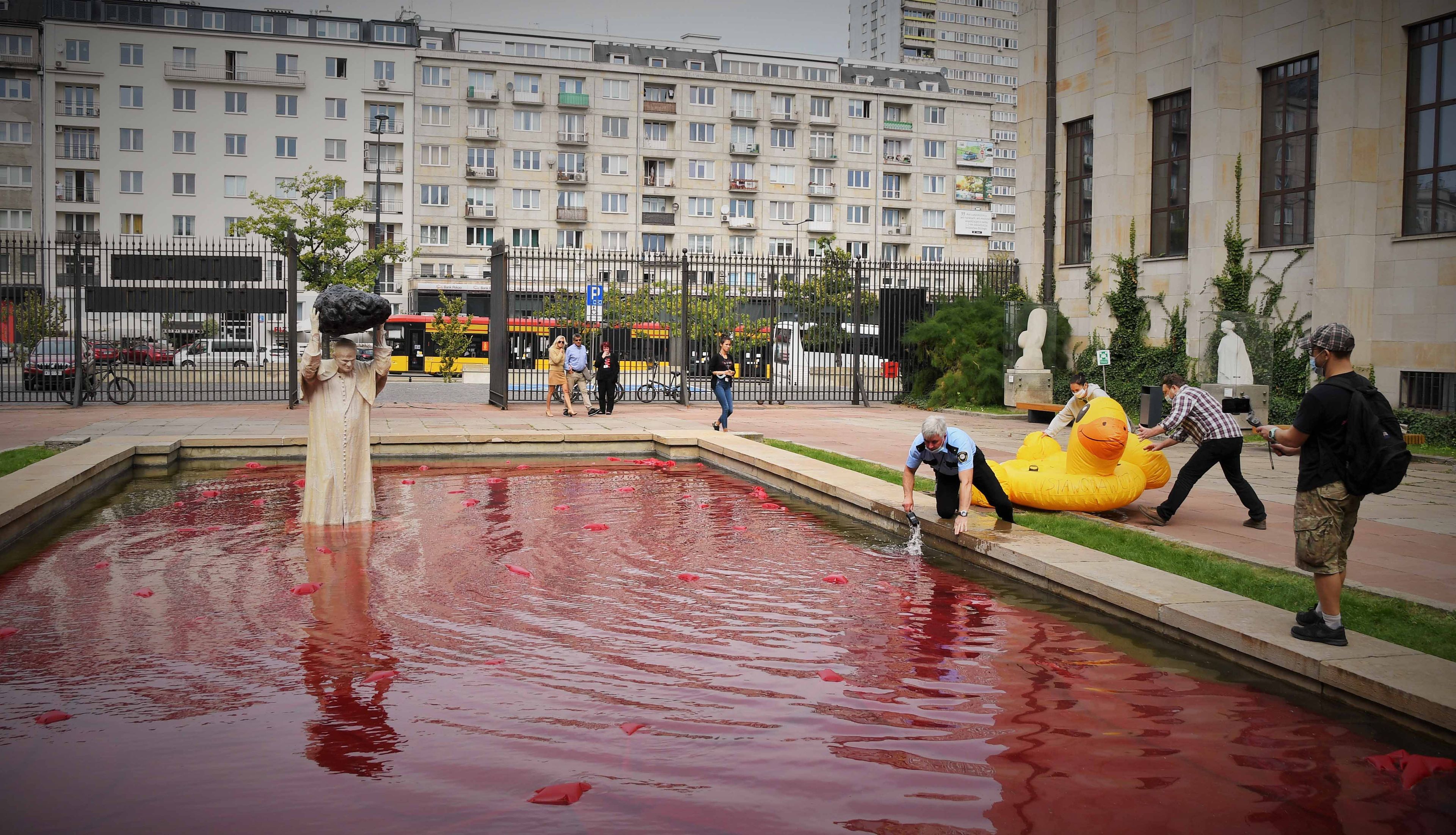 Warszawa, 26.09.2020. Aktywiści Lotnej Brygady Opozycji weszli w dialog ze sztuką narodową. Do instalacji "Zatrute Źródło" Jerzego Kaliny dodali gumową kaczkę.