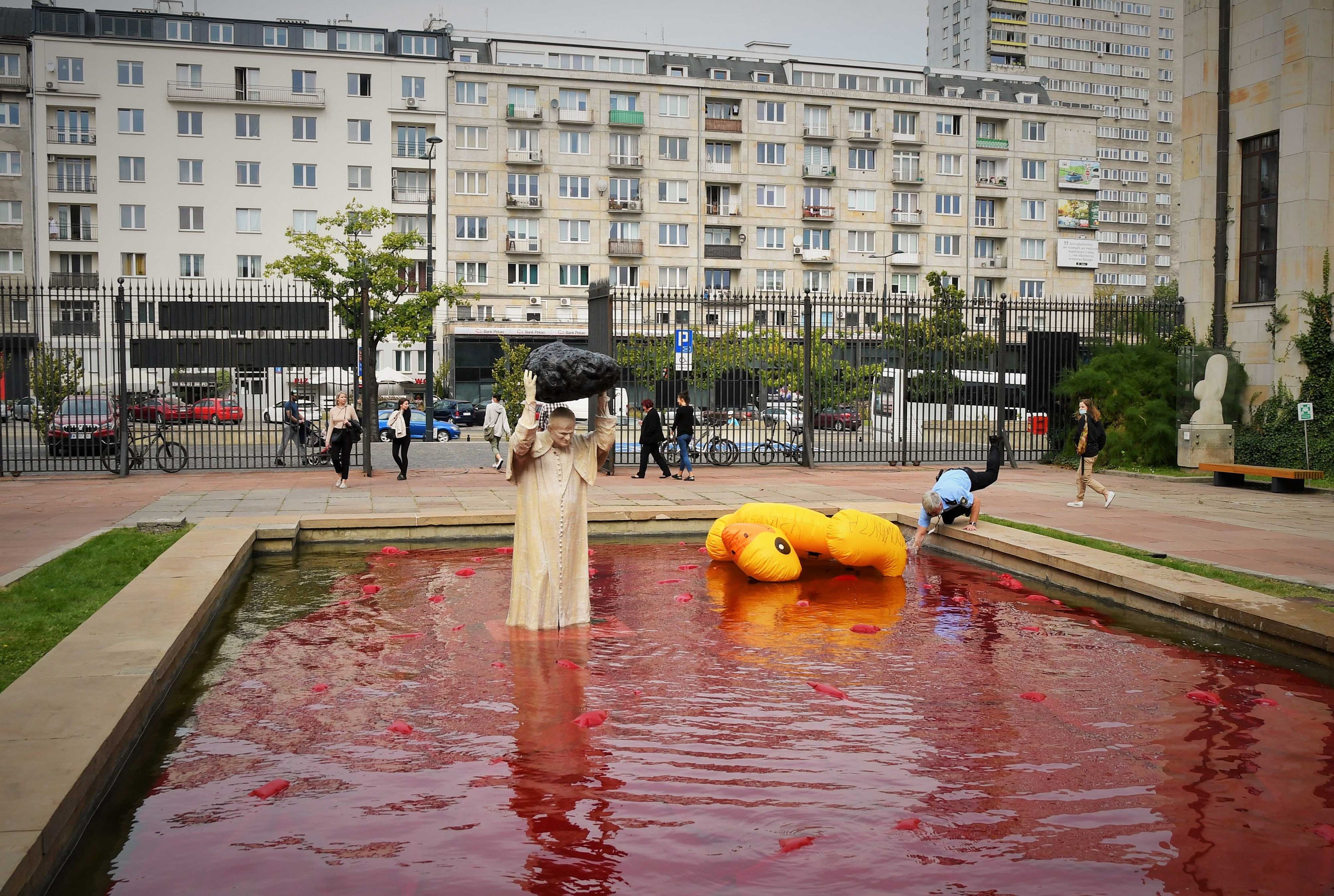 Warszawa, 26.09.2020. Aktywiści Lotnej Brygady Opozycji weszli w dialog ze sztuką narodową. Do instalacji "Zatrute Źródło" Jerzego Kaliny dodali gumową kaczkę.